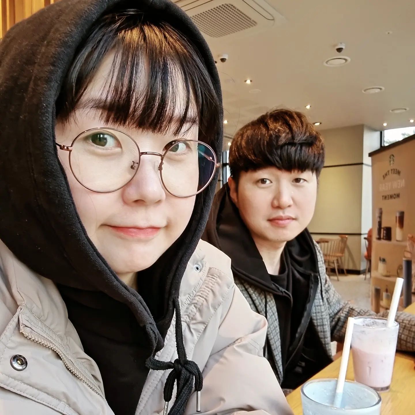 #부부일상 #어느덧8년차 

새해 첫 날
눈뜨자마자 세수만하고 
배부장찌개에 둘이서 밥 세공기

후식으로 스벅에서 
#핑크폼딸기라떼 #푸른용헤이즐넛라떼 시켜놓고
운동 뭐할지 얘기하고있는ㅋㅋㅋㅋㅋㅋ

매년 반복되는 새해 첫 날 다짐
내일이면 잊혀질 다짐

.
.
.

긍정이 넘 오랜만이죵?
진짜 12월 멘탈나갈정도로 바쁜 달이었어요ㅜㅜ
마지막날까지 사건사고가 끊이지않았던...
그래도 긍정이니께 다시 곱게 마음 다잡아봅니다:)

올해는 좋은일만 생길거야

#올해도건강하게 
#새해복많이받으세요 ❤️