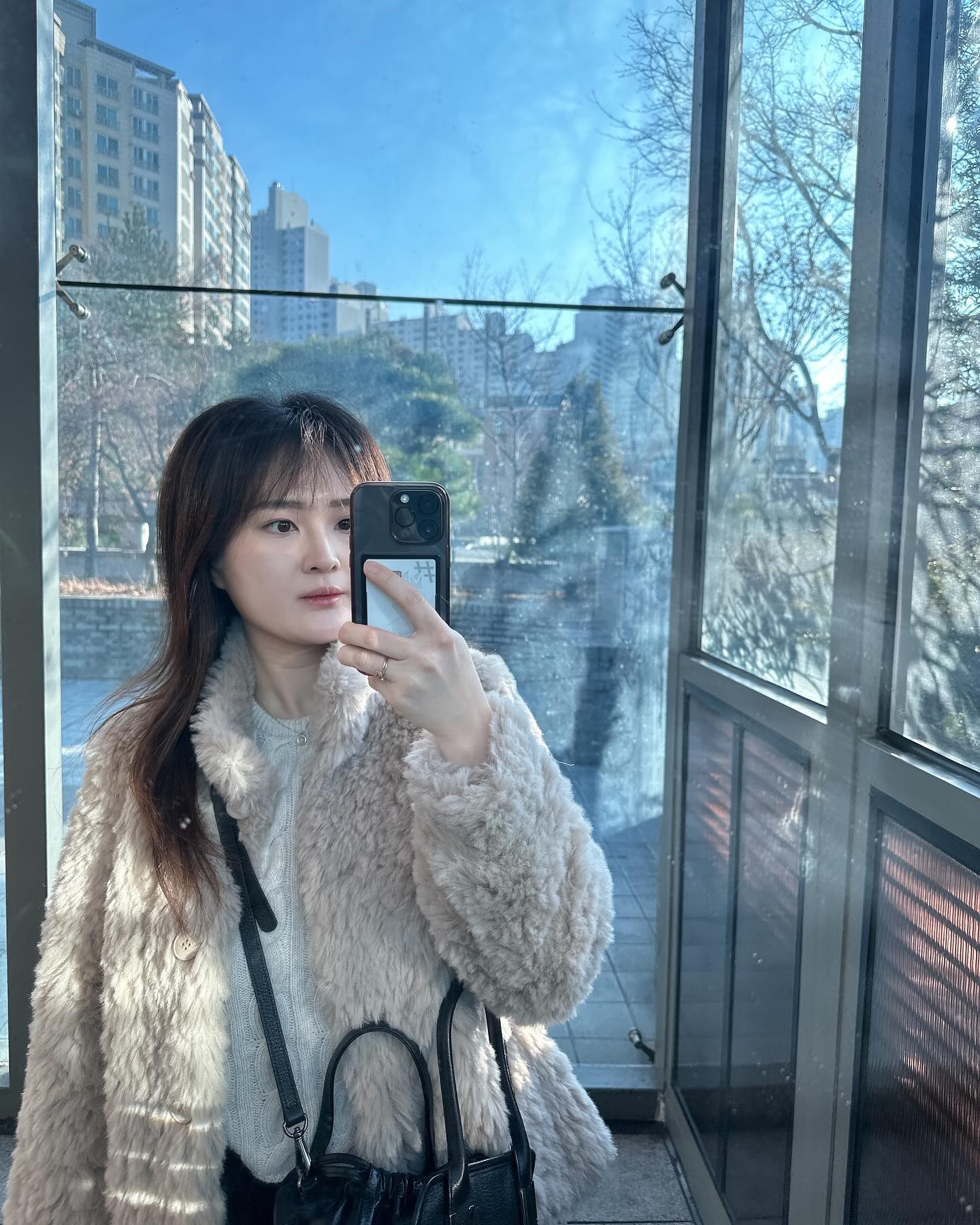 담주에 고등학교 단짝친구 생일이라 오늘 반반차 쓰고 만났어용 희희
너무 재밌었네요

오늘을 마지막으로 쇼핑중독이 치료될때까지
인스타는 당분간 빠빠이하려구요..😺

아우터 : #쏭라벨
상의 : #슬로우앤드
하의 : #오케플 #코듀로이스커트
가방 : #이카트리나 #이카트리나뉴욕
