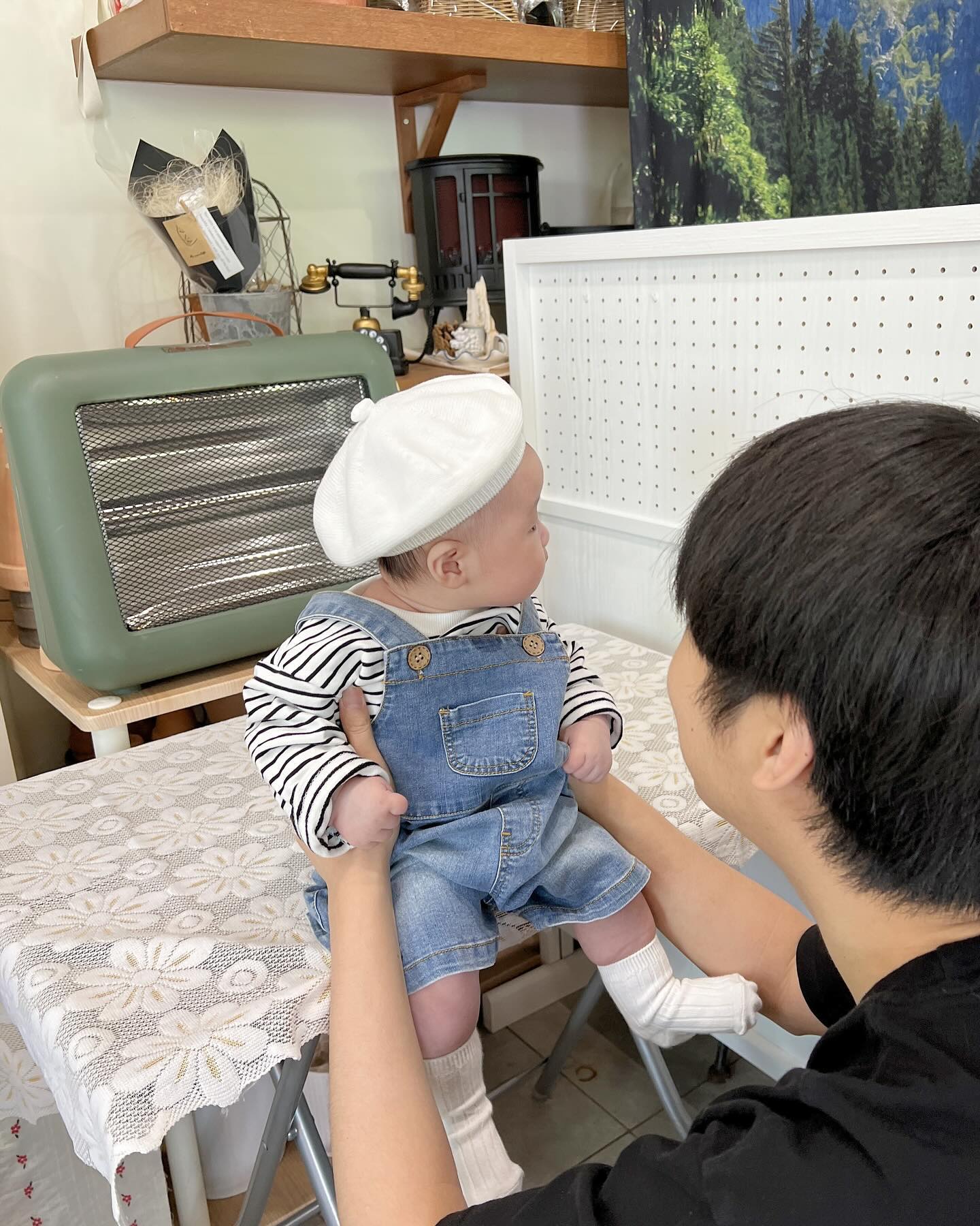 #♥ 
 
끝나지 않은 100일 기념ᦂ
사진한번 찍어보겠다고 장거리 외출에 차안에서 울고불고ʚ̴̶̷́.̠ʚ̴̶̷̥̀
밥 때도 놓쳐서 사진찍으면서도 엉엉,, 결국 맘마 먹고 다시 촬영ㅎ
울다가 웃다가 했지만 보정본은 잘나왔으면 좋게따...ᐟ
오랜만에 멀리 외출에 길거리 꽃보고🌸
바로 쥐어 뜯는 109일 아기 용용이𖤐
집으로 와선 애옹이 쥐어 뜯기,, 미안 애옹아,, 동생이니까 봐주ㅜ
오늘도 엄마 땜에 고생많았어 공쥬⌁❤︎

#109일아기 #100일기념사진