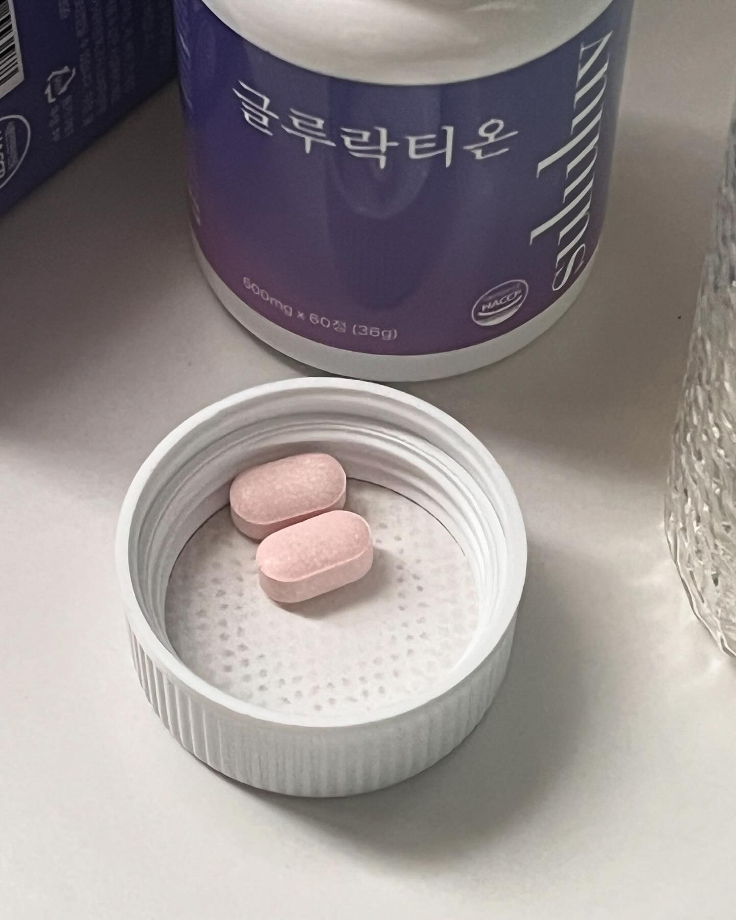 #협찬 피부톤관리에 진심, 원래 흰피부는 좀만 빙심해도 칙칙해지는게 문제라서 화장품으로 관리는 물론 속부터, 얼굴뿐 아니라 전신의 모든 피부를 톤업시켜주는 서플먼트 당연히 챙겨먹어야지. 리포좀 L-글루타치온효모 90과 글루콘산마그네슘, 락티움의 조합으로, 자기전에 2알만 챙기면 되는 간편함에 비해 내 만족도는 아주 높아서 자기전에 매일 글루락티온 챙겨먹으면서 다음날을 더 기대하게 된다. 

_
▪️스르럽 sululuv 
▪️글루락티온 / 1개월분 / 26,900원
▪️ https://sululuv.com/product/detail.html?product_no=12&utm_source=INSTA&utm_medium=won&utm_campaign=kimi
▪️🚫주의 : 우유알러지 있으신분 섭취 금지

_
#스르럽 #글루락티온 #항산화 #영양제 #기미 #피부관리 #색소침착 #기미없애는법 #물광피부 #톤업 #애기피부 #검버섯