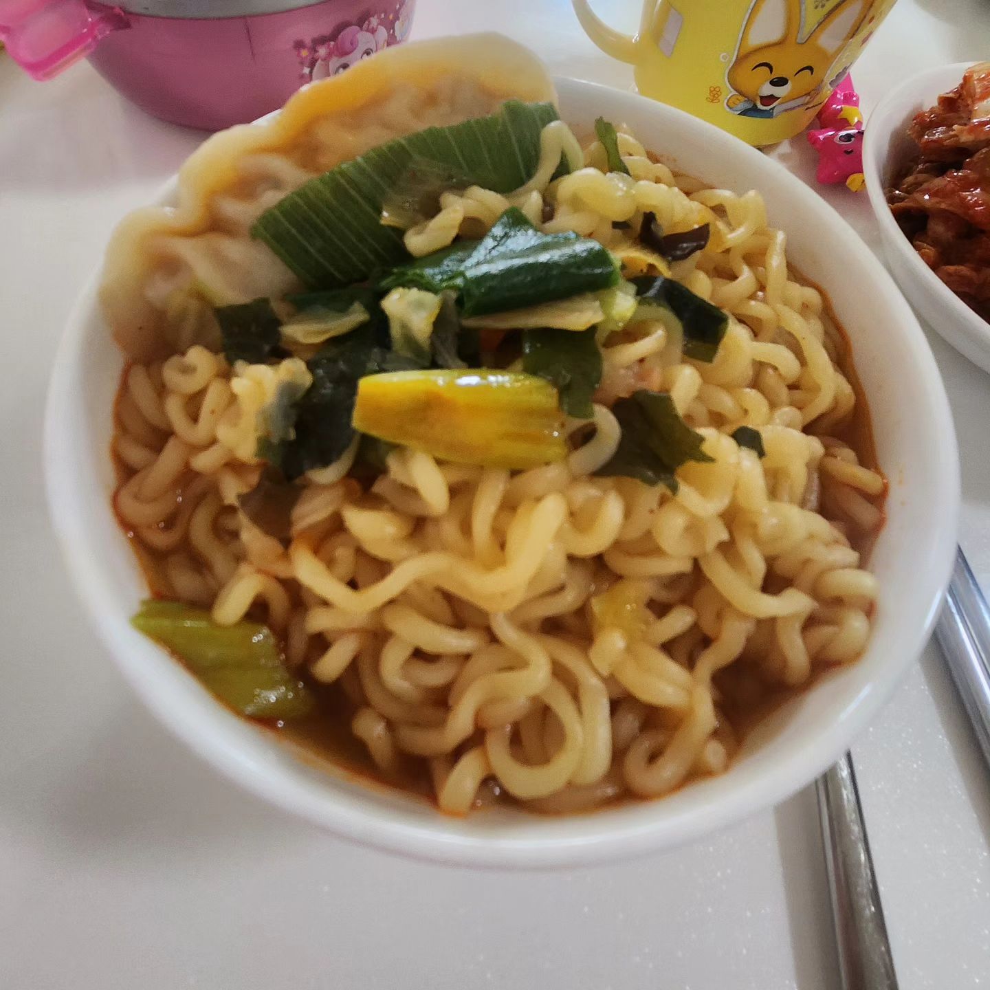 어제 첫찌친구집놀러갔다가 한잔하고 
아침에 해장라면 끓여준 신랑님❤️

#해장라면🍜 #실비김치🔥 #개매워🌶 #아침부터해장중
#속이부글부글♨️