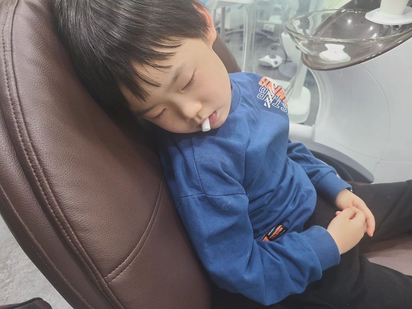 치료받다 잠들어버리는 너란 아이!
비록 물고 있어야 하는게 그 위치가 아니다만..
울고불고하던게 엊그제 같은데 많이 컸네~~
삼남매치료끝 당분간 치과는 그만..
칫솔질 잘하자ㅠㅠ

#만5세아들 #치과치료 #7살형님 #마취안해도잘하네 #근데왜자꾸반말해  #삼남매맘일상 #일상스타그램