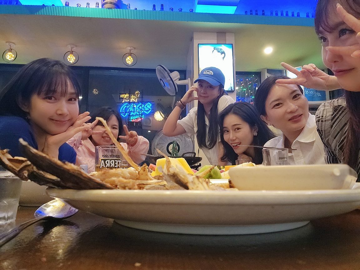 사랑하는 나의 무용과 06학번 동기들 ❤️ 
.
언제봐도 애틋한 그녀들과 웃고 울고 행복했던 어제. 
.
20살에 만났었는데 어느덧 37살이 되어버린 우리들. 
서로의 한복 옷고름을 고쳐주고 춤사위를 맞추며, 그 누구보다도 가까운 사이였던 우리. 🥲
밤늦게까지 특강을 하고 또 남아서 연습도하고 그 와중에 빠지지않고 단골술집 ‘다비어‘에서 열심히 술을 비웠던 우리들.
’언제까지 어깨춤을 추게할꺼야‘ 라는게 정말 우리들의 노래같았던 그 때. 
밤새 졸업작품 연습을했던 중연습실의 그 시간들.
월례발표회 공연을 대기하던 대연습실의 2층객석 또 대기중에 낄낄대던 우리. 

제일 빛나던 우리 모두의 시간에 너희들과 함께해서 행복했어 ✨
이제는 누군가의 아내가되고, 엄마가되고, 호주 영주권자가된 동기들 ❤각자의 자리에서 여전히 빛나는 동기들 ❤️ 또 만나자 ❤️ 진짜 사랑한다 ❤️❤️❤️❤️
.
.

#무용과 #06학번 #사랑해