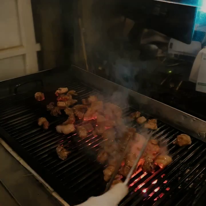 9년 넘게 한자리에서 운영하는 지웰시티 고기집 좋은사람들연탄구이💗 초벌되어 나오는 삼겹이랑 목살이를 연탄불에 구워 먹는데 존맛탱이에요. 
#지웰시티고기집 #지웰시티삼겹살 #지웰시티목살 #복대동고기집 #복대동삼겹살 #좋은사람들연탄구이