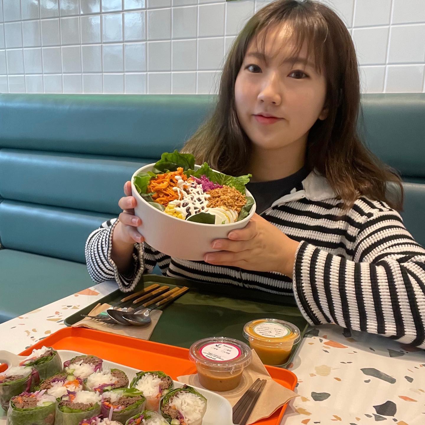 #협찬

동마 풀 뛰기 위해서는 풀 뜯기 🌱

가벼운 몸으로 뛰기 위해서는
식단관리 시작해야되는데
원래 겨울은 살 찌는 계절이라구 ! ˊ•̥ ̯ •̥`

맛있고 건강하게 식단관리 할 수 있는 프래시샐 🥗

근무 하면서 야간이나 주말에 자주 먹었는데
병원이랑도 가까워서 너무 좋다 🫶🏽

요즘 샐러드 만원대 훌쩍 넘지만
프래시샐은 저렴한 가격대로
건강한 한 끼 식단 해결도 가능하고 

샐러드뿐만 아니라 신선한 야채로 만든 롤 등
다양한 메뉴들이 있어서 질리지 않아요 !

남녀노소, 건강한 한 끼 식사 해결은
프래시샐과 함께 🩷

🏷️ #프래시샐검단신도시점 freshsal_geomdan