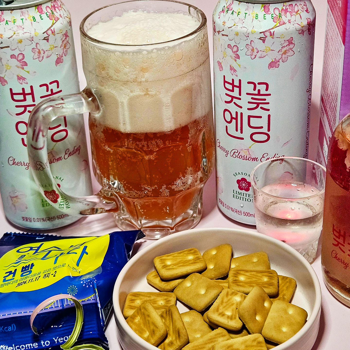 #협찬 봄바람 휘날리며~🌸 흩날리는 벚꽃잎이~🌸

라즈베리와 국내산 벚꽃잎이 들어간
상큼 달콤한 맛과 향이 나는 벚꽃엔딩 맥주는🌸
깊은 맛과 풍미 및 저도수라 술찌들도 오케이👌
 
핑크핑크 예쁜 벚꽃주는
국내산 사과랑 겹벚꽃이 들어가서 더 예쁘고ㅠㅠ💓
 병내에 하늘거리는 예쁜 벚꽃잎이랑 LED코스터로 
핑크핑크빔 발사✨️✨️

벚꽃주는 연구개발해서 특허 출원한 특별한 제품이라 그런지
더 예쁘고 향도 향긋하니 봄에 너무 좋자나🌸

yeosu_giftshop

#GS25 #벚꽂엔딩 #벚꽂 #cherryblossom #벚꽂축제 #벚꽂명소 #벚꽂놀이 #벚꽂엔딩맥주 #벚꽂엔딩벚꽂주