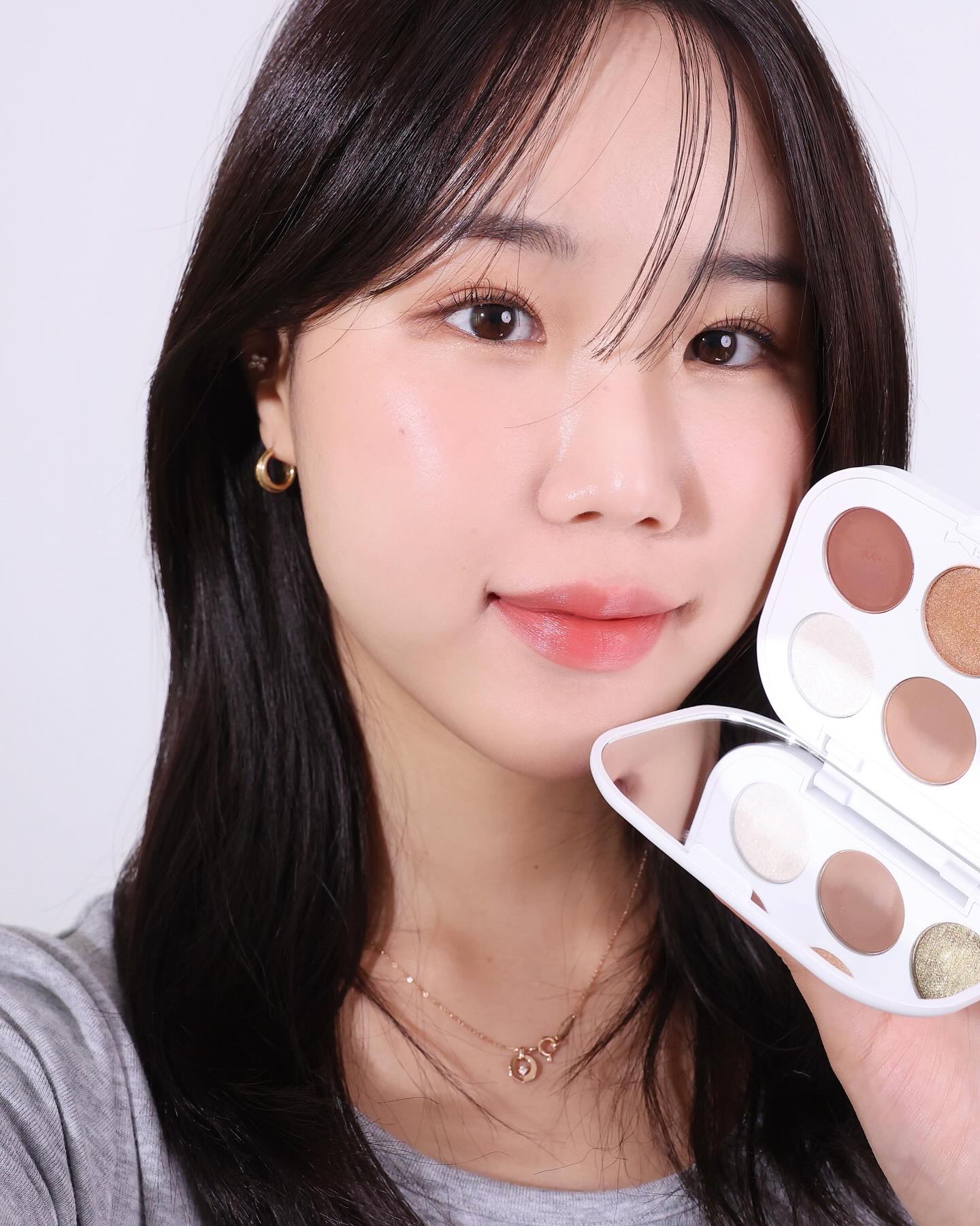 #제품제공 maccosmeticskorea 

2023 맥 홀리데이 #비자르블리자드 키트 컬렉션으로 완성해본 메이크업 룩✨ 스퀄 골스 아이 섀도우 팔레트 #캐빈피버 는 가을 웜톤 찰떡 컬러 구성으로 트렌디하면서도 럭셔리한 아이메이크업이 가능하고 프로스트비튼 키스 러스터글래스 립스틱 #허그미 는 주름끼임 없이 부드럽게 발색되는데 블러셔로 함께 활용해도 너무 예쁘답니다..🤎 연말뿐만 아니라 연초에도 손이 많이 가는 컬렉션이라 새해 선물로도 추천드리고 싶어요🥰

#맥 #2023맥홀리데이컬렉션 #맥비자르블리자드 #맥비자르블리자드홀리데이컬렉션 #맥홀리데이컬렉션 #맥홀리데이 #홀리데이컬렉션 #맥선물하기 #MAC #MACBIZARREBLIZZARD #MACHOLIDAY