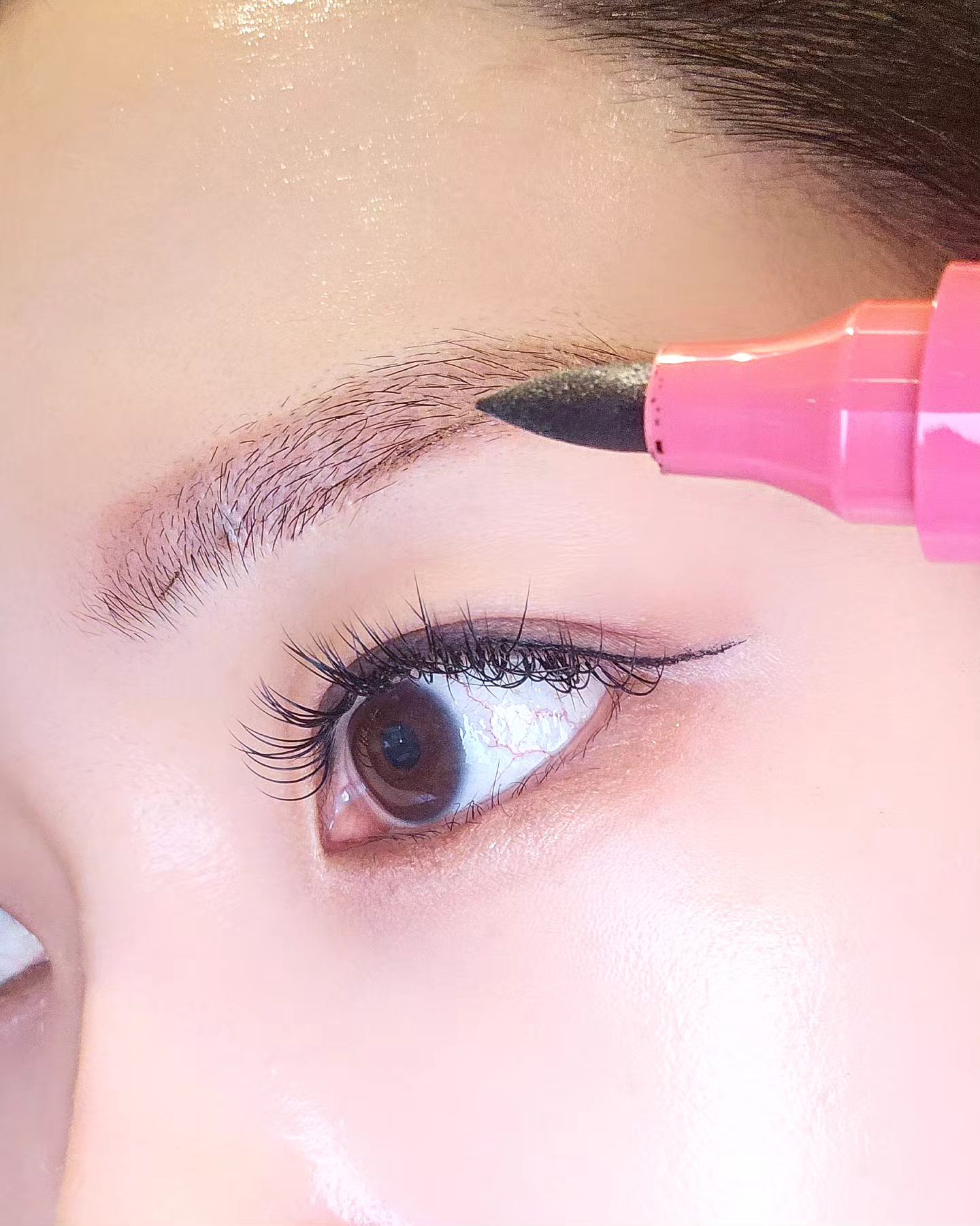 #협찬

제가 요즘 휴가때문에 워터프루프 제품 관심많은거 아시죠? 물 속에서 놀다보면 사라지고 남은건 모나리자 눈썹(!) 상상만해도 소름 그자체! 룩픽스 168타투 아이브로우와 함께라면 이제 끄떡없어요.

저도 처음 사용해보는 타투 아이브로우 제품이여서 잘못 그리면 어쩌나 걱정했는데요, 단단한 마커펜 타입으로 눈썹꼬리까지 정교하게 그려줄 수 있고 마르기 전에는 수정도 가능해서 누구나 간단하게 사용할 수 있더라고요! 쓰윽 그어주기만하면 일주일동안 완벽하게 유지되는 눈썹 완성! 

피부에 색소를 착색시키는 방식이 아니라 각질층 자체를 태닝시키는거라 안전하고, 임상테스트로 확인 된 저자극 제품이니 안심하고 사용할 수 있어요.

그린 후에 내 눈썹처럼 자연스럽게 태닝되니까 쌩얼이라고 속여도 모르더라니까요? 나 왜 이제 안거야~ღ

#" #포블로그 #룩픽스 #여름휴가템 #여름휴가 #아이브로우 #안번지는아이브로우 #타투브로우 #타투아이브로우 #아이브로우추천 #워터프루프아이브로우 #눈썹타투펜 #눈썹틴트 #아이브로우타투 #168타투 #룩픽스168아이브로우"

- 구매링크: https://www.lukfixx.com