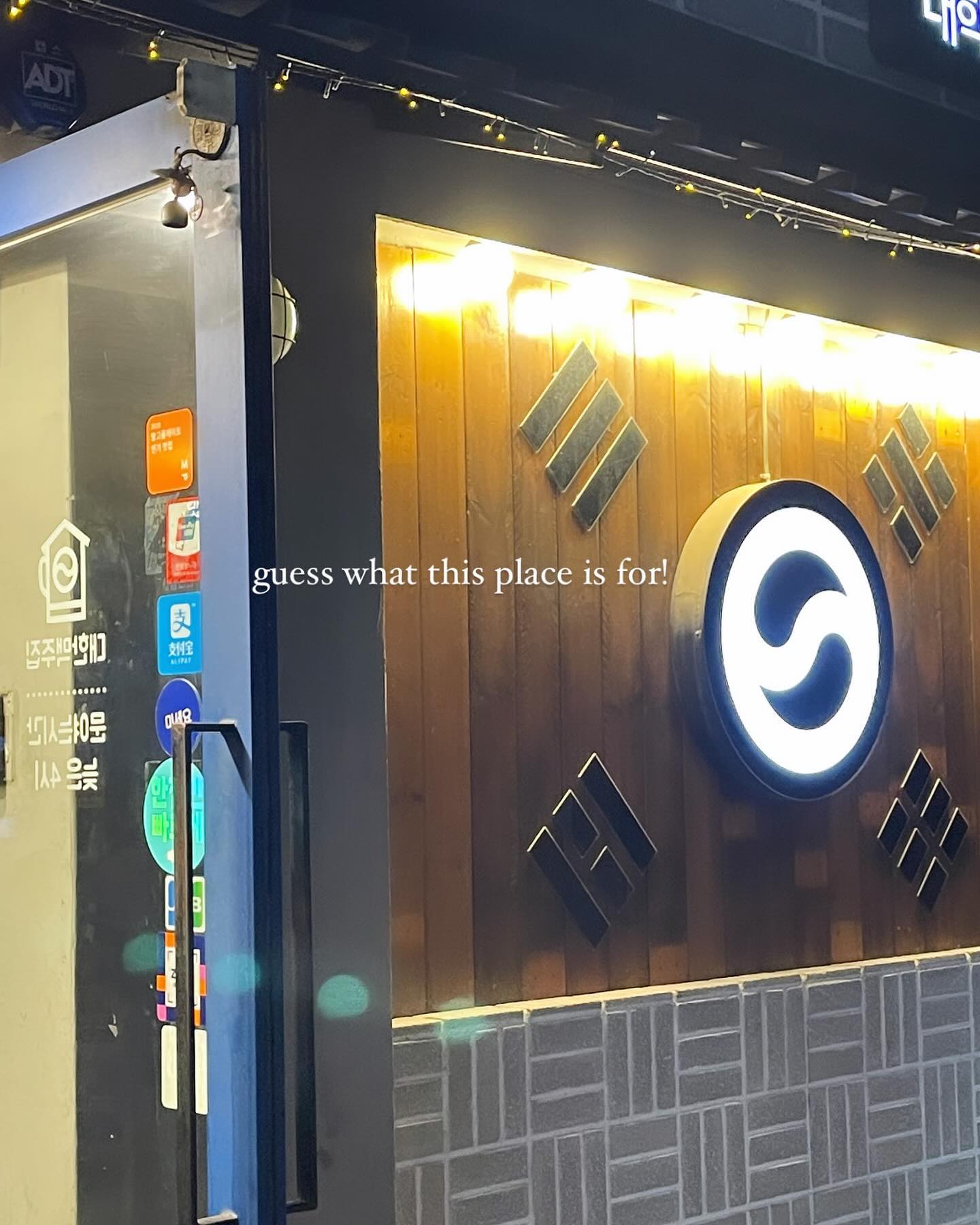 #광고 daehanbeer00 

Have you ever tried Gamasot fried chicken?
a ”gamasot“ is a type of cauldron, and frying chicken in it gives it a uniquely delicious taste, different from regular fried chicken 😋

so if you’re looking for a truly Korean take on fried chicken, this is the place to be!

plus, the vibe here is fantastic—very unique and authentically Korean.

it’s also conveniently located near Gyeongbokgung palace, making it a great spot to stop by after some sightseeing!

Oh, and you definitely have to try their cheese fries 🍟

가마솥 치킨 먹고 싶을 땐 대학로 대한맥주집,, 🤍

일반 후라이드/양념 말고도 치킨 메뉴가 많아서
메뉴 고르기까지 오래 걸렸...
그래도 결국은 오리지널이지! 하고 후라이드/양념 반반 시도

사이드로 시킨 치즈 감자튀김이 먼저 나왔는데
특이하면서도 너어무 맛있어서
치킨나오기 전에 감튀를 너무 많이 먹어버렸음...
대한맥주 간다면 꼬오오오옥! 
치즈 감자튀김🍟 먹어보시길 강력추천합니닷...
맥주 안주로 너무 찰떡...

아 치킨은 말할 것도 없습니닷
기름이 쏙빠져있어서 느끼하지 않고 바삭+촉촉 헤헤

혜화 치킨맛집은 요깁니다!

 📍대한맥주집 대학로
- 서울 종로구 대학로11길 38-11 1층
- 1st Floor, 38-11 Daehak-ro 11-gil, Jongno-gu, Seoul

#KoreanCuisine #FoodieAdventures #UniqueEats
#대학로 #대학로치맥 #맛스타그램 #먹스타그램 #가마솥치킨 #대학로데이트 #맛도리 #대학로소나무길 #혜화역맛집 #대학로대한맥주집 #대한맥주집 #혜화치킨맛집