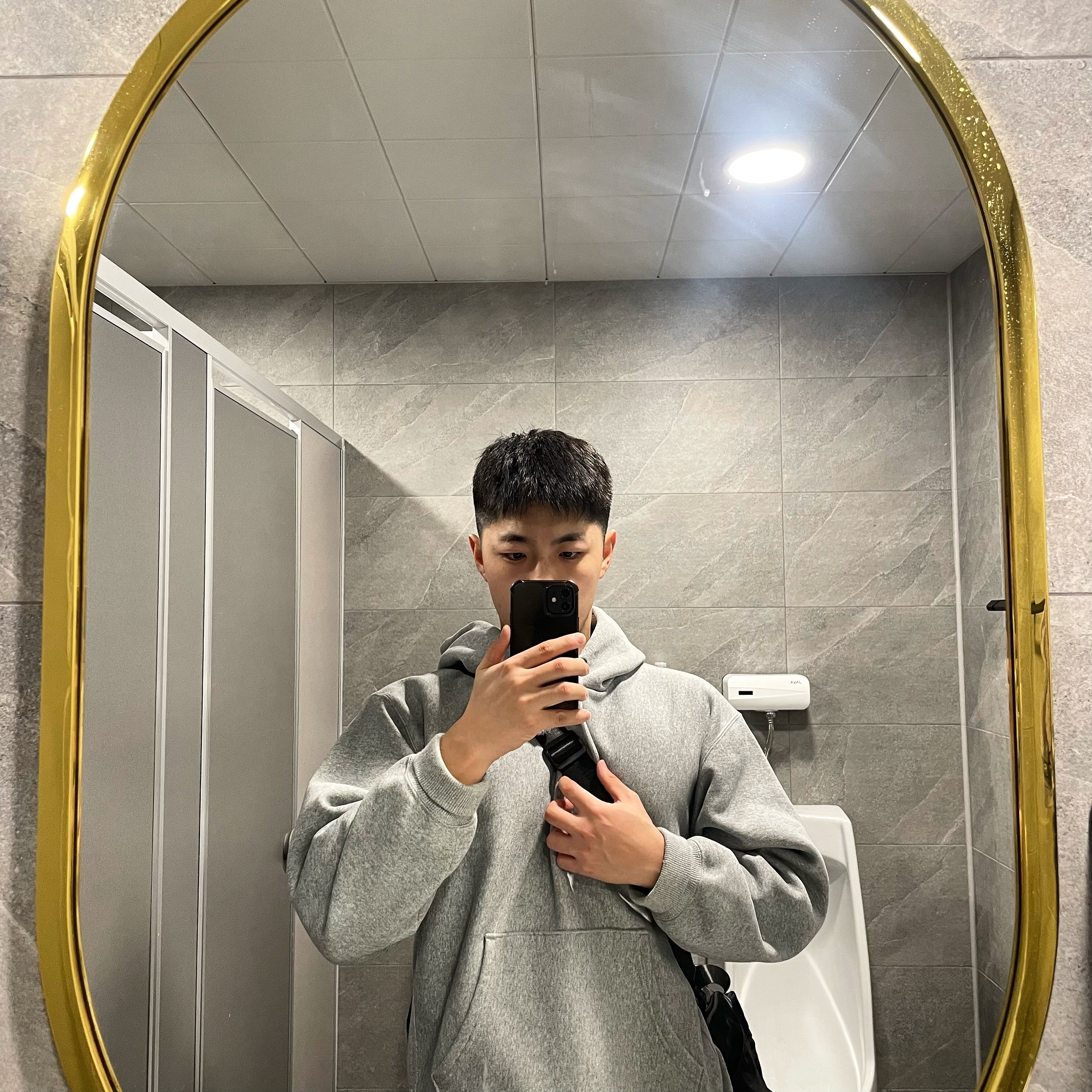 gem의 대회일지 88일차📝

월요일은 언제나 그렇듯 푸쉬데이
이번주는 볼륨운동으로 진행 할거라
조금 부담을 덜 가지고 있었는데
내 생각이 안일했다

오늘부터 탄수화물을 좀 더 줄여서일까
컨디션도 나쁘지 않았는데 
생각보다 밀리지 않는 벤치가 야속하기만하네
어깨도 많이 고쳤다 생각 했는데
오늘따라 빨리 고장나 버리고 
뒤에 운동도 무게를 많이 늘리지 못한채
아쉽게 운동 마무리

내일은 좀 더 정신 바짝 차리고 임해야겠다🔥

#오운완 #스포츠모델 #대회준비 #88일차
#헬스 #헬스타그램 #운동하는남자 #운동하는직장인
#다이어트 #운동소통