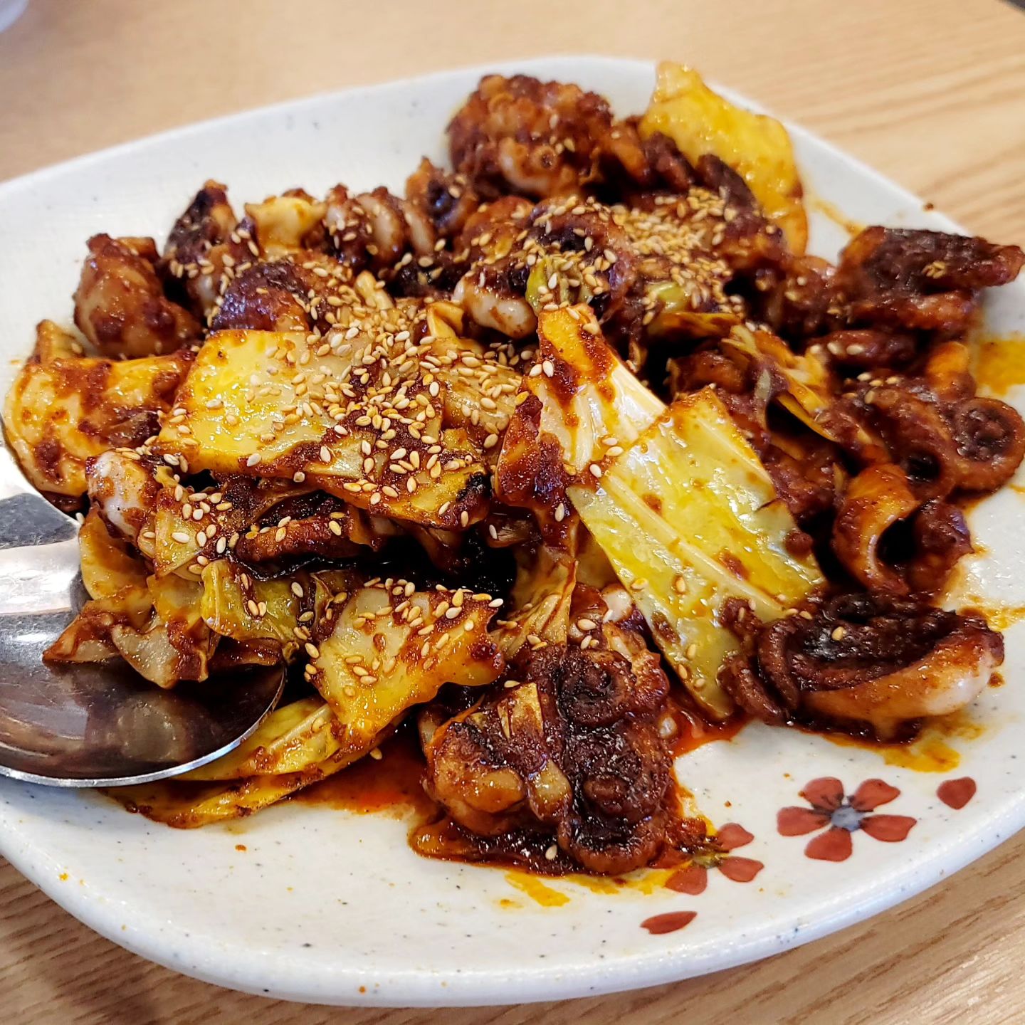 주말 점심 #홍매화쭈꾸미
버섯튀김,도토리전,묵사발,쭈꾸미볶음
그리고 밥이 함께 나오는 정식으로 선택!
도토리전에 쭈꾸미볶음 넣어 싸서 먹고,
밥위에 쭈꾸미볶음 듬뿍 올리고
야채랑 같이 비벼서 먹으면 완전 꿀맛.
셀프바가 있어 부족한 반찬들 가져다 먹기 좋고,
후식으로 테이크아웃 얼음컵에 커피까지
처음부터 끝까지 대만족!
⠀
홍매화주꾸미
경기도 화성시 봉담읍 세자로 435
매일 11:30~21:00(라스트오더 20:30)
⠀
#화성쭈꾸미 #화성맛집추천 #화성쭈꾸미맛집
#화성한식 #화성시쭈꾸미 #화성시한식 #봉담쭈꾸미
#봉담맛집추천 #봉담쭈꾸미맛집 #봉담한식