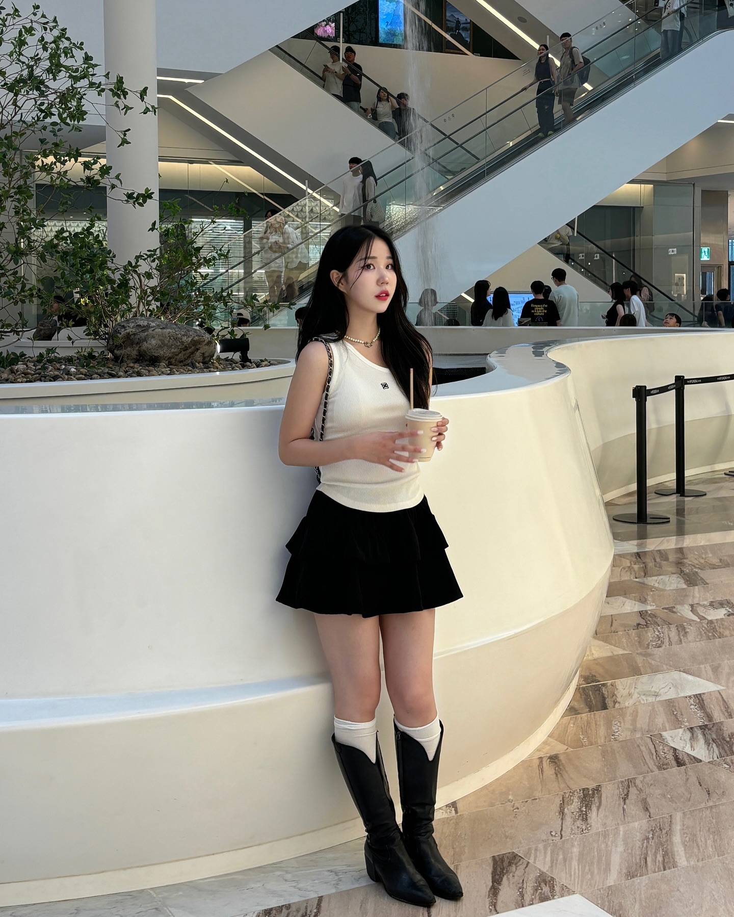 satur_official와 함께한 여름 슬리브리스 코디🖤🤍

언발란스 넥라인으로 심심하지 않은 레이어드 포인트를 주는 슬리브리스에요! 가운데 세터만의 로고가 콕 박혀 깔끔하고 세련된 분위기를 주는 아이템입니다💭 아랫단이 라운드로 끝처리되서 더 말라보이는 핏까지 완벽….

#세터 #SATUR #여름코디 #여름데일리룩 #슬리브리스코디