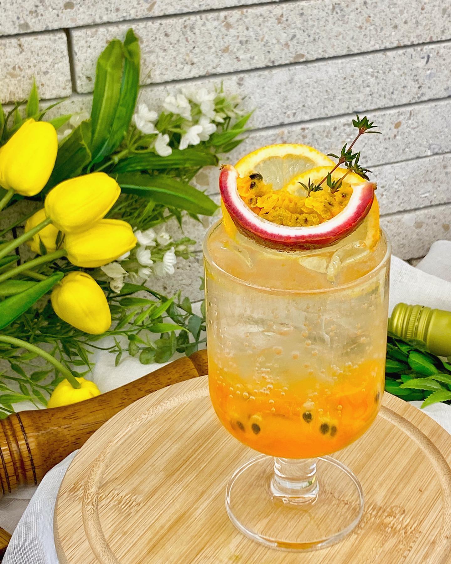 .
#망고패션후르츠피즈 

망고X패션후르츠 = 실패할 수 없는 조합💛

레몬 슬라이스와 패션후르츠 , 타임으로 가니쉬하면 얼마나 이쁘게요🥭🍋🌿

다시 태어난 포토존 환영해🤭

pomona_korea  포모나 망고베이스 
bombomfood1004  패션후르츠청