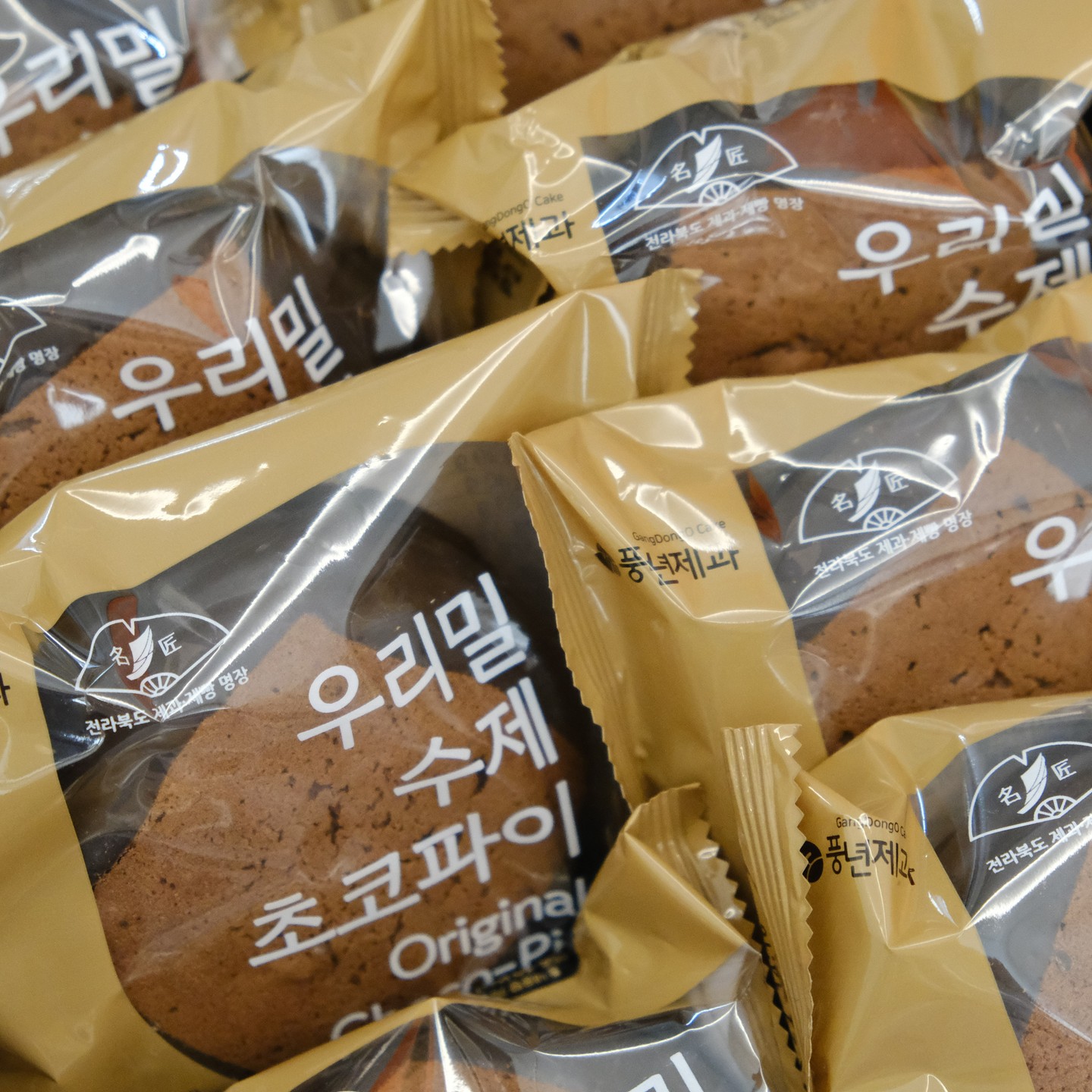 #협찬#제품제공

전주하면 초코파이!
전주 한옥마을 초코파이
​온라인 주문도 가능해서 다른 지역 살아도 편하게 주문할 수 있답니다.

우리밀을 사용하여 맛이 부드러워요!
기존에 알던 초코파이와는 다르게 딸기쨈과 크림시트로 이루어져있어서 달달하고 부드럽게 드실 수 있습니다.
우유와 아메리카노와 찰떡궁합!

연말선물, 부모님선물, 설, 명절 선물, 기념품등 선물용으로도 좋아요!

전라북도 제과제빵 제1호 명장으로 선정이 된 전북 명장이 직접 만든 레스피랍니다.
풍년제과 대표님이 전북명장이라 더욱 특별한 전주 한옥마을 초코파이

이제 온라인에서 만나보세요!

https://smartstore.naver.com/pnbakery/

#풍년제과 #전주풍년제과 #전주초코파이 #수제초코파이 #풍년제과초코파이