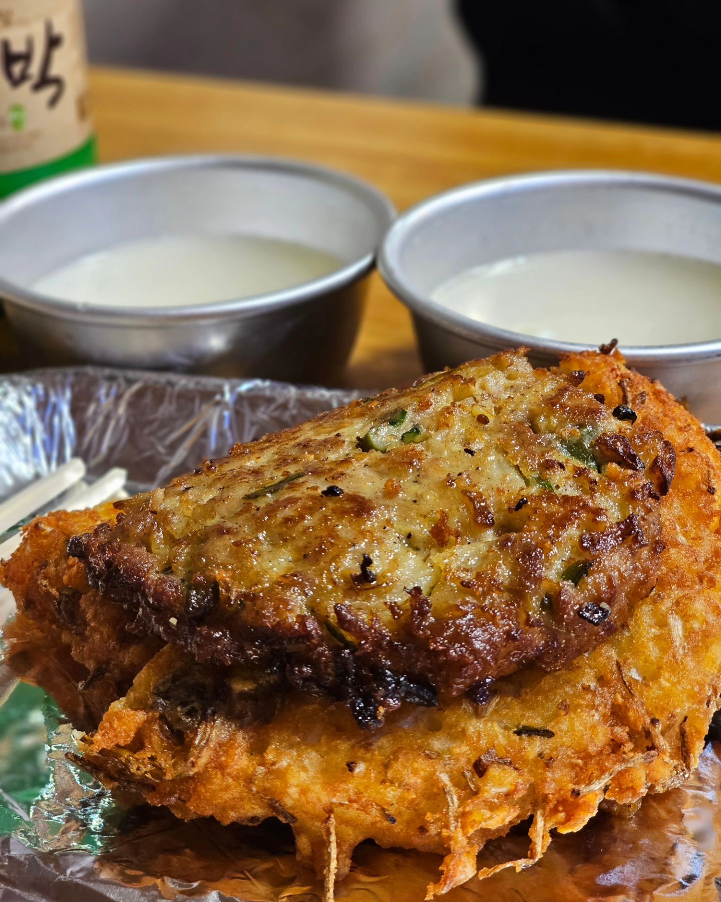 설날에 광장시장 뿌시려했으나 (내 기준) 실패...🥲

다양하게 잔뜩 먹구싶었는데
떡볶이 두접시 먹는 바람에
다른 걸 못먹었다아

맛집이라고 나오는 떡볶이집 방문했는데
먹으면서 수다 떨면 안되는 집인지
수다는 다 먹고 떨라고 하길래 순간 기분이^^^
떡볶이가 맛이나 있었으면 몰라
그것도 아니었어서 다신 안온다하고
후딱먹고 일어났다🙂

대신 두번째 방문한 곳은
어릴적 먹던 시장떡볶이 맛!
이거지! 하고 참치김밥이랑 열심히 먹었다😋

+ 사진찍으라고 다소곳이 기다리는 거 귀여워🤭