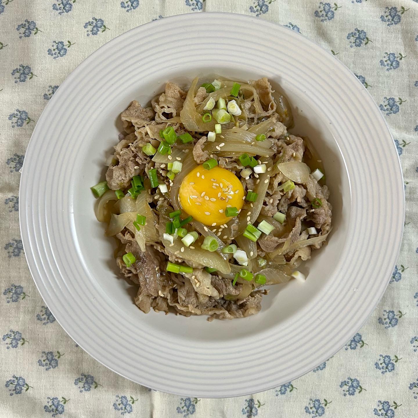 #협찬 
오늘은 규동 만들어서 먹기👩🏻‍🍳
푼푼 규동 소스로 후다닥 만들어서 먹었네요!

푼푼 규동소스로 간편하게 규동 만들기에 최고에요! (레시피 동봉)

규동 외에 가츠동, 오야코동 등 다양한 돈부리 요리에 소스로 사용 할 수 있어요!

일본 현지의 최대 규동 체인점의 맛을 그대로 재현한 규동 소스에요!

📌규동 레시피
☑️양파,청양고추, 우삼겹 재료 준비해주고
☑️양파,청양고추 먼저 볶아주다가
☑️소스와 물 넣고 끓여주고 
☑️마지막에 우삼겹 넣고 졸여주면 끝
☑️마지막에 토치로 불 맛 까지 내면 너무 좋아요👩🏻‍🍳

#규동 #규동맛집 #규동만들기 #규동레시피 #규동소스 #푼푼규동소소 #모란봉코리아 #푼푼