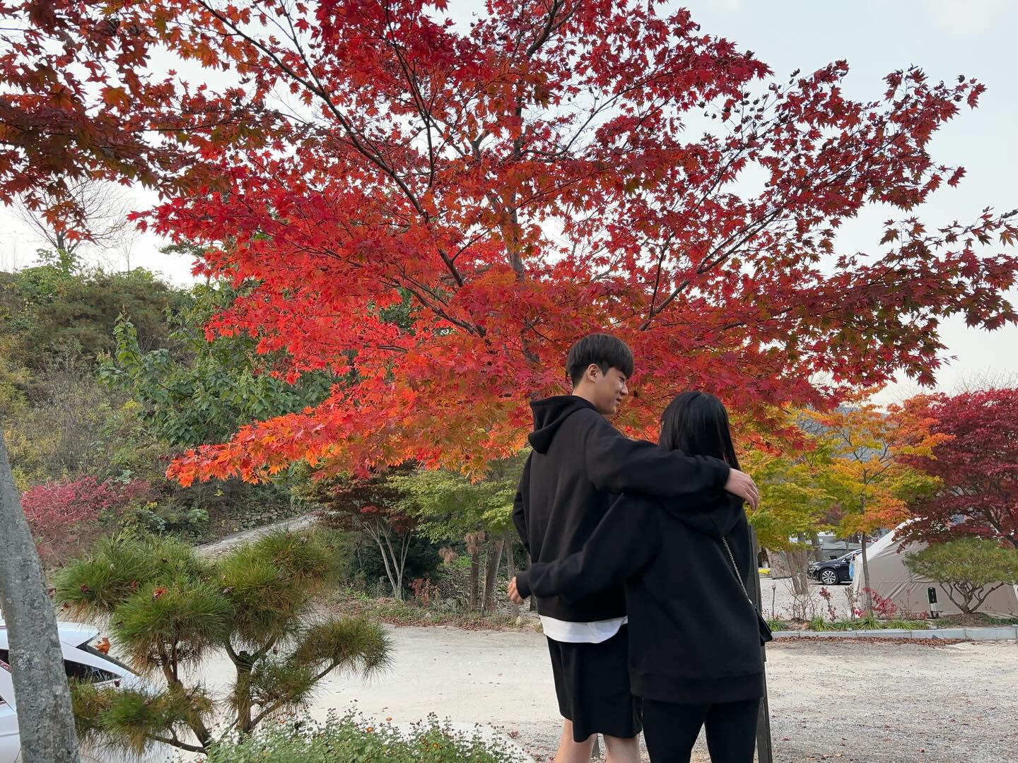날씨도 좋아서 단풍도 이쁘고 너도 이쁘고🫶🏻❤️

#딘풍놀이 #🍁 #럽스타 #럽스타그램 #금산캠핑장 #가을 #ootd #❤️