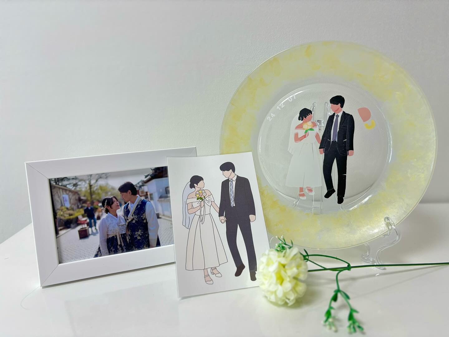 결혼한 친구 집들이 선물 뭘로 할까 고민이라면 웨딩 기념 접시 추천해요!

디퓨저나 휴지같은 흔한 제품이 아니라 결혼한 커플을 위한 하나뿐인 접시라 유니크하고 특별한 제품이에요
드레스라인, 턱시도, 웨딩 슈즈 일러스트의 디테일이 너무 예뻐 선물하기 좋았어요

신혼집 꾸미기나 웨딩 포토테이블 위에 장식해둬도 좋겠더라고요
그림을 넣은 뒤 한번 구워 그림이 지워지지않아 오래동안 사용할 수 있어요

todays_glass 

#집들이선물 #신혼부부 #신혼부부선물 #신혼부부선물추천
#오늘의유리