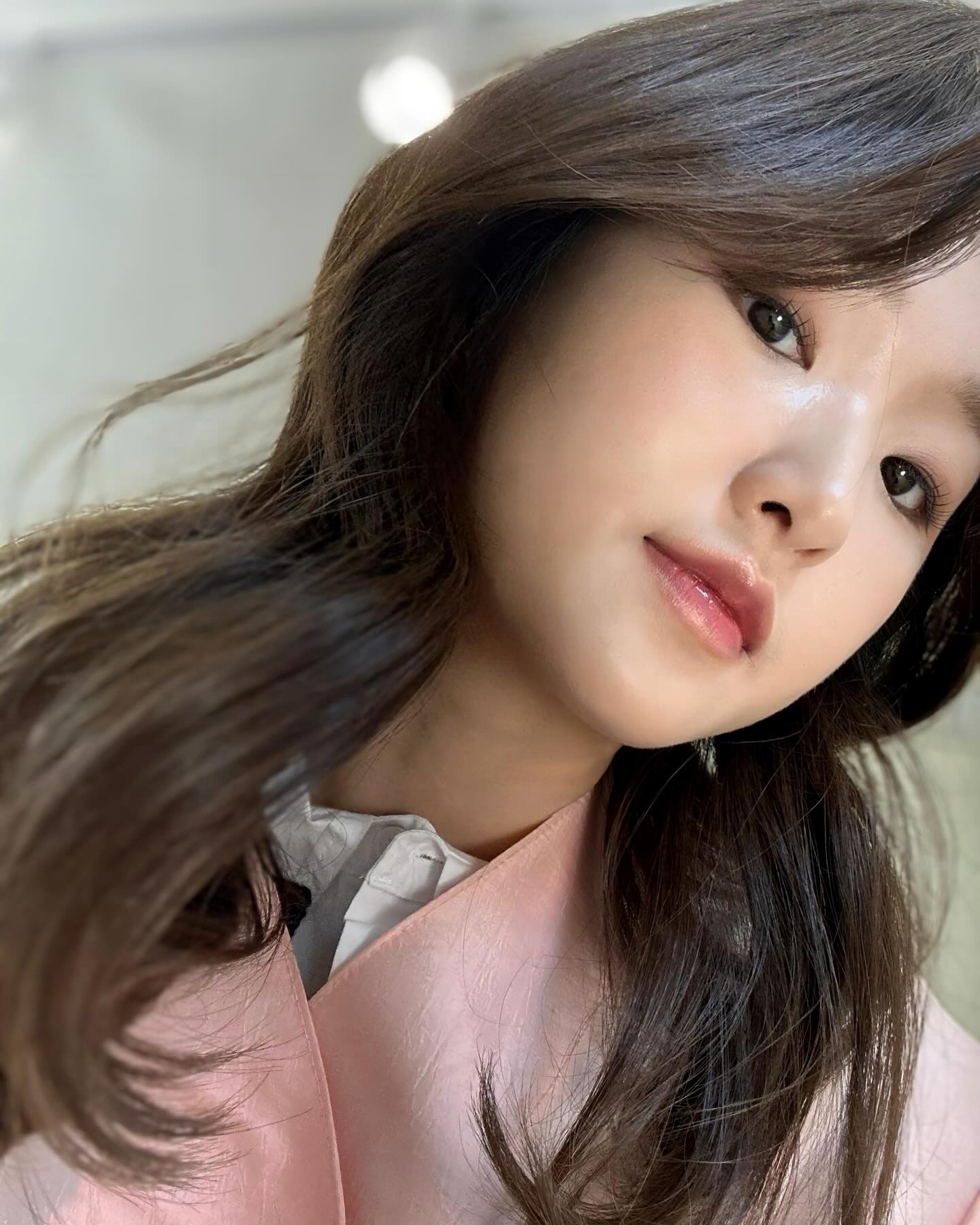 #협찬 프로필사진 촬영 준비📸✨ imegmakeup_official 
2024년 첫 버킷이 제대로 사진 남기기였는데, 곰손이라 #광주메이크업샵 #임이지메이크업 에서 금손 원장님의 도움을 받았어요💄👩‍🎨
눈썹산도 🤨 이렇게 돼있고, 무쌍+쳐진 속눈썹이라 항상 메이크업 받으면 부담스러운 억지 쌍커풀이 생겼었는데 임이지에서는 원장님이 알아서 얼굴형에 꼭맞은 디자인으로 맞춰주셨어요. 맞춤형 퍼스널 메이크업을 받아서 자연스러우면서도 이목구비 뚜렷해졌어요 ! 손도 엄청 빠르셔서 헤메 포함 1시간 컷 ,,🕰️ 이목구비 살려주셔서 사진도 잘 나오구, 24시간 지난 후에도 예쁘게 무너지고 짱짱하게 유지돼서 아주 만족스러웠어요👏🏻💛

#광주메이크업 #광주웨딩메이크업 #광주메이크업잘하는곳