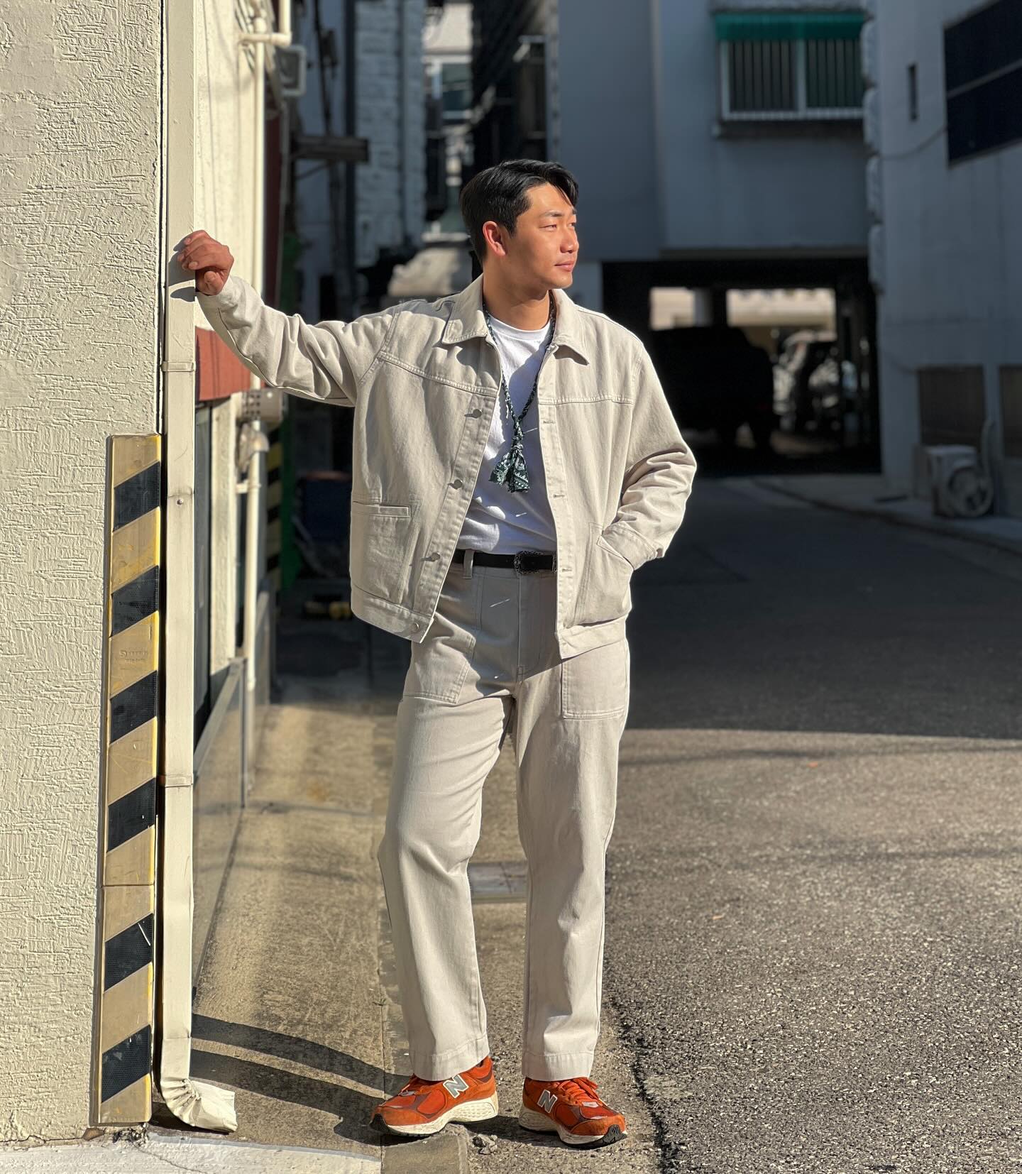 #광고
데님욘
브롬톤런던의 데님 1975 셋업
bromptonlondon_official 
데님이란 원단이 주는 묵직함이 있습니다.
밝은톤의 데님은 거칠면서도
왠지 헤비코튼의 질감 또한 느껴 집니다.
라이트그레이 컬러지만 크림같은 색감
오렌지 자수 포인트가 돋보입니다.
전체적으로 레귤러핏이라서 덩치가
있는 체형도 충분히 입을 수 있습니다.
그렇다고 벙쪄보이진 않고 직선적이며
남성미가 풍기는 패턴이네요.
남자는 데님,, 또 배워갑니다.
.
.
.
.
.
#브롬톤
#브롬톤런던 
#워크웨어
#데님셋업
#남자워크웨어 
#트러커자켓 
#남자데일리룩
#denimstyle 
#mensfashion 
#mensoutfit