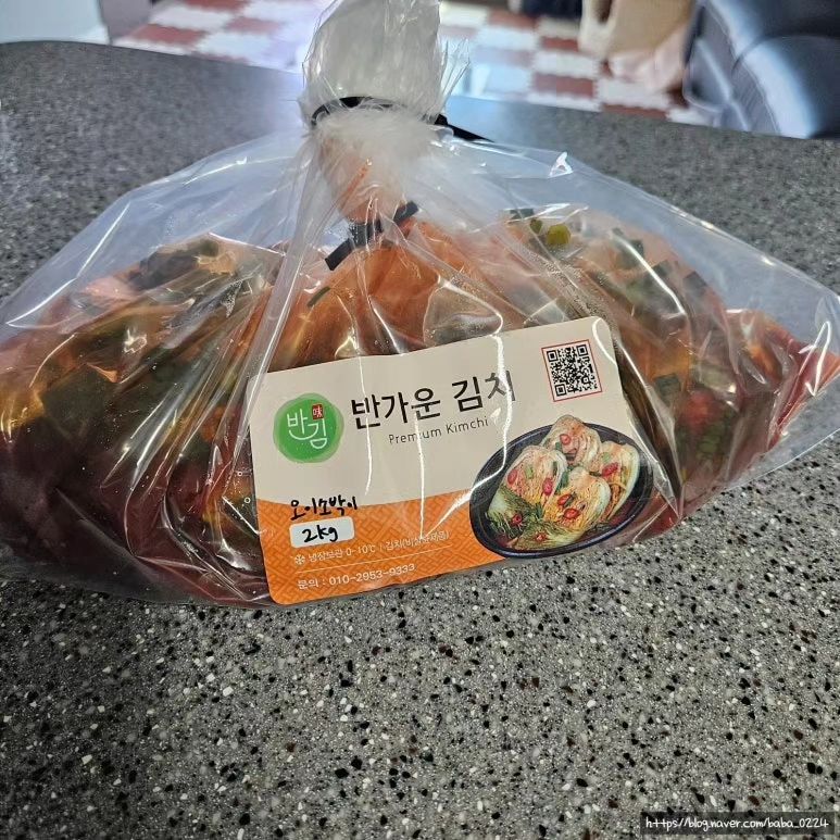 [반가운김치(반김).오이소박이2kg]

비법육수의 깊고 시원한 맛이 일품인
프리미엄 김치 브랜드 "반김(반가운김치)" 🌼

김치에 들어가는 재료 하나하나 직접 엄선하여 꼼꼼하게 고른
100% 최상급 국산 재료를
모든 과정 수작업으로
직접 갈고 손질해 만든
정성가득 프리미엄 명품 수제 김치랍니다 😎

국내산 한우 사골과 양지를 진하게 끓여
단백질 풍부하게 건강한 비법육수로 만들어
오이소박이에서
진하고 깊은 맛을 느낄 수 있었어요 🤩

설탕대신 효소처리 스테비아를 사용해
건강한 단맛을 추가해주셨기때문에
평소 다이어트를 하시는 분들도
부담없이 김치를 드실 수 있다는 희소식!!!

칼로리는 낮추고 당질은 제로!!
건강한 김치예요 여러분 👍

#김치 #반가운김치 #오이소박이 #시원한 #더운날씨 #여름철입맛없을때 #제철김치 #김치추천