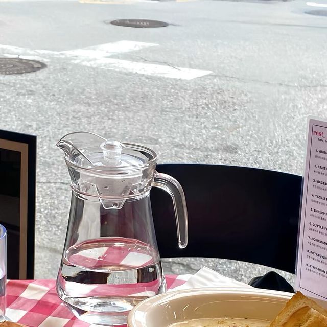 승연 on Instagram: "#협찬#레스트아우룸 찐-한 치즈에 꼬숩 맥앤치즈 먹고옴💛 맛있는 버거 번에 신선한 채소와 고기가 들어가 특제 소스까지 듬뿍 들어간게 BLOT버거랑 같이 먹기 좋았던 세트