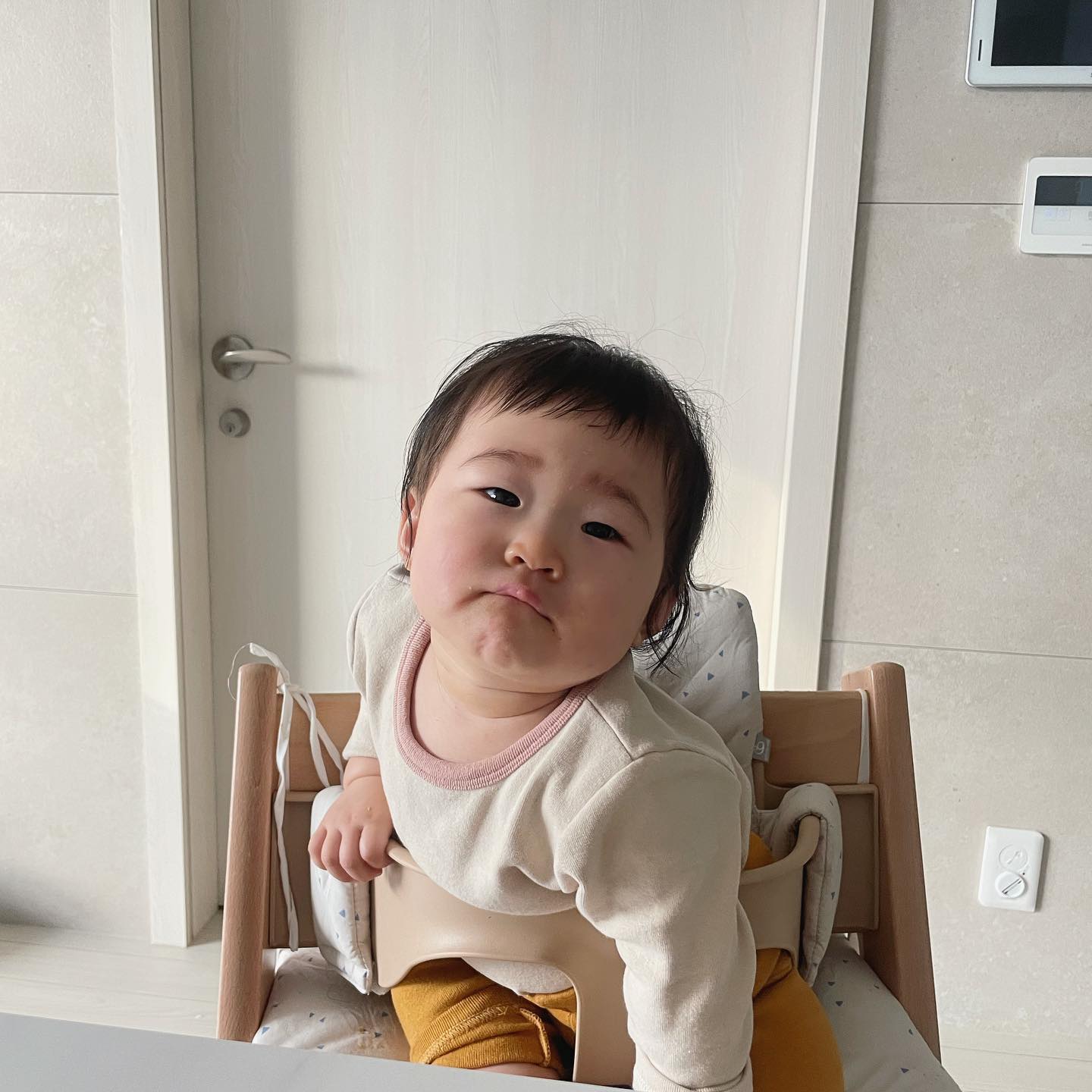 +290일
도아쨩 앞머리 잘랐어요🧡
요즘 서고 걷느라 멀쩡한사진이 없네요🤣
#9개월아기 #아기미용 #아기앞머리 #9개월아기헤어