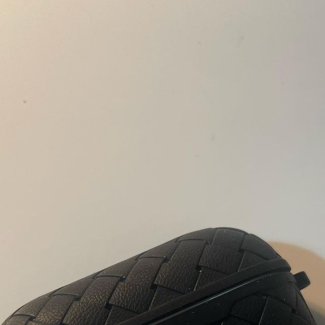 해니 on Instagram: "#광고 @urbanstitch_korea urbanstitch_korea 리얼한 짜임 가죽 느낌의 텍스쳐와 질감을 느낄 수 있는 어반스티치 에어팟프로 아티산 케이스🩵 바디와 커버 분리형 디자인으로 분리도