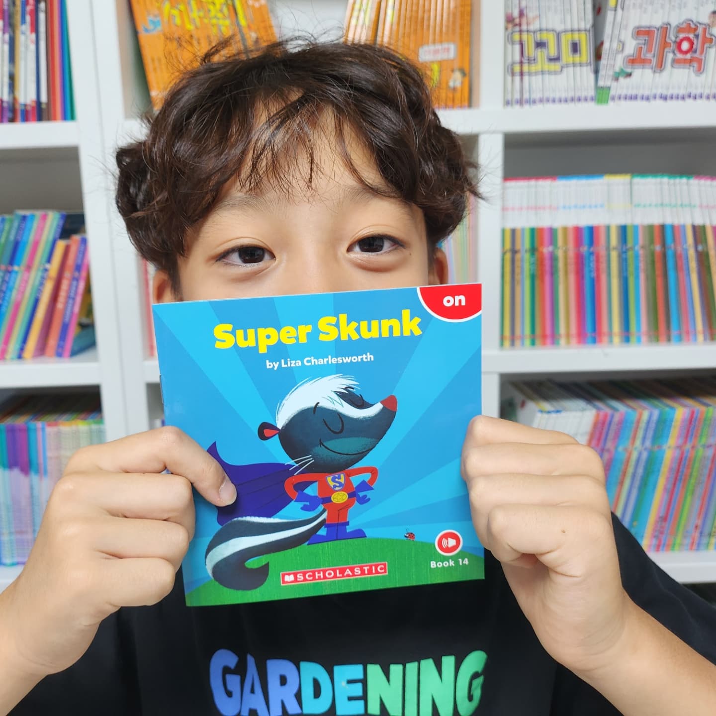 #도서제공📚 

영어기초는 #사이트워드 부터!
리딩의 기초가 되는 사이트워드는
파닉스와 병행해 배울수있어요

우리집에선 최신 리더스북인
#스콜라스틱사이드워드리더스 를 이용하고 있답니다
1권에 1개의 사이트워드를 집중적으로 반복해서
한번에 습득할수있는 커리큘럼을 자랑해요

배운 단어들로 빙고게임까지하면 금상첨화💕

#스콜라스틱 #스콜라스틱리더스 #사이트워드리더스
#피피오잉글리쉬 #스콜라스틱신간 #초등파닉스 #초등영어