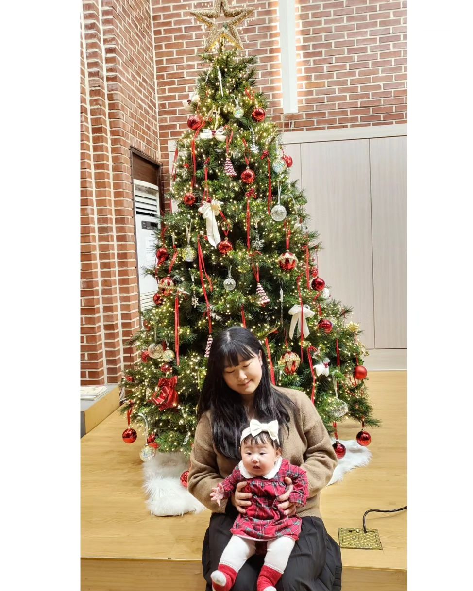 D+155
❤Merry Christmas❤

오늘은 하린이가 유아세례를 받는 날!
엄마도 이 자리에서 유아세례를 받았었는데 
시간이 지나 우리딸도 이 자리에서 유아세례를 받다니..
뭔가 신기한 마음도 들고 한편으론 뭉클했다

성탄연합예배도 드리구 유아세례도 받구
함께 예수님 생일축하노래도 불러드리구
오늘을 기념하기위해 트리앞에서 
하린이와 함께  사진도 남기기.^◡^.🎄

기쁜 성탄절에  많은 사람들이 우리 하린이를 축복해주셔서 
너무 감사한시간이였습니다 🥰
예수님 생신축하드려요 🎂 모두 메리크리스마스~❣️