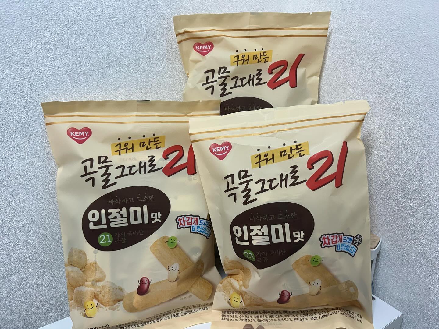 #협찬 kemyfood.official
업체로부터 제공받은 제품입니다

든든한 당충전 아이템
곡물 그대로21 

✨ 제품명
개미식품 브랜드
구워만든 곡물그대로21 인절미맛 150 g x 3봉

✨ 제품링크
https://zrr.kr/XL7O

✨ 직접 섭취하고 느낀점

구워만든 곡물그대로21 인절미맛 과자를 처음 맛보았을 때, 
그 고소함과 담백함이 정말 인상적이었어요.
할매니얼 입맛 저격이라는 말이 딱 맞더라고요. 

인절미 특유의 맛이 입안 가득 퍼지면서 
바삭함과 고소함이 동시에 느껴지는 그 순간, 
마치 할머니가 해주시던 인절미를 
다시 맛보는 것 같은 기분이 들었어요.

GS편의점에서도 쉽게 구매할 수 있어서 
언제든지 간편하게 즐길 수 있다는 점도 마음에 들었어요. 

21가지 국내산 곡물이 들어있고, 
트렌스지방이 전혀 없어서 건강한 간식으로 손색이 없어요~
특히 바쁜 아침, 식사 대용으로도 정말 좋더라고요. 
고소하고 담백한 맛 덕분에 
아침을 거르지 않고 챙겨 먹을 수 있었어요.

HACCP 인증 제조시설에서 철저하게 
위생 관리를 통해 만들어졌다는 점도 
안심하고 먹을 수 있었어요

낱개 포장이라 휴대가 쉬워서 
언제 어디서나 간편하게 즐길 수 있다는 점도 큰 장점이에요.

좋아하는 먹는 방법 중 하나는
 다양한 음료와 함께 즐기는 거예요~

아메리카노와 함께 담백하게 즐기거나, 
우유와 함께 먹으면 든든하게 하루를 시작할 수 있어요.
냉동실에 넣어 차갑게 먹으면 
색다른 맛이 나서 더욱 특별하게 느껴졌어요 

🔖 클라우드리뷰에서 체험단 선정되어서
가이드 따라 작성한 리뷰입니다.

#크리스피롤 #곡물과자 #크리스피과자 #사무실간식 
#회사간식 #맛있는간식 #간식추천 #크리스피롤미니
#곡물그대로21 #곡물그대로 #개미식품 #쿠키앤크림
#사무실과자 #인절미맛 #rjung #rjung체험단 #체험단