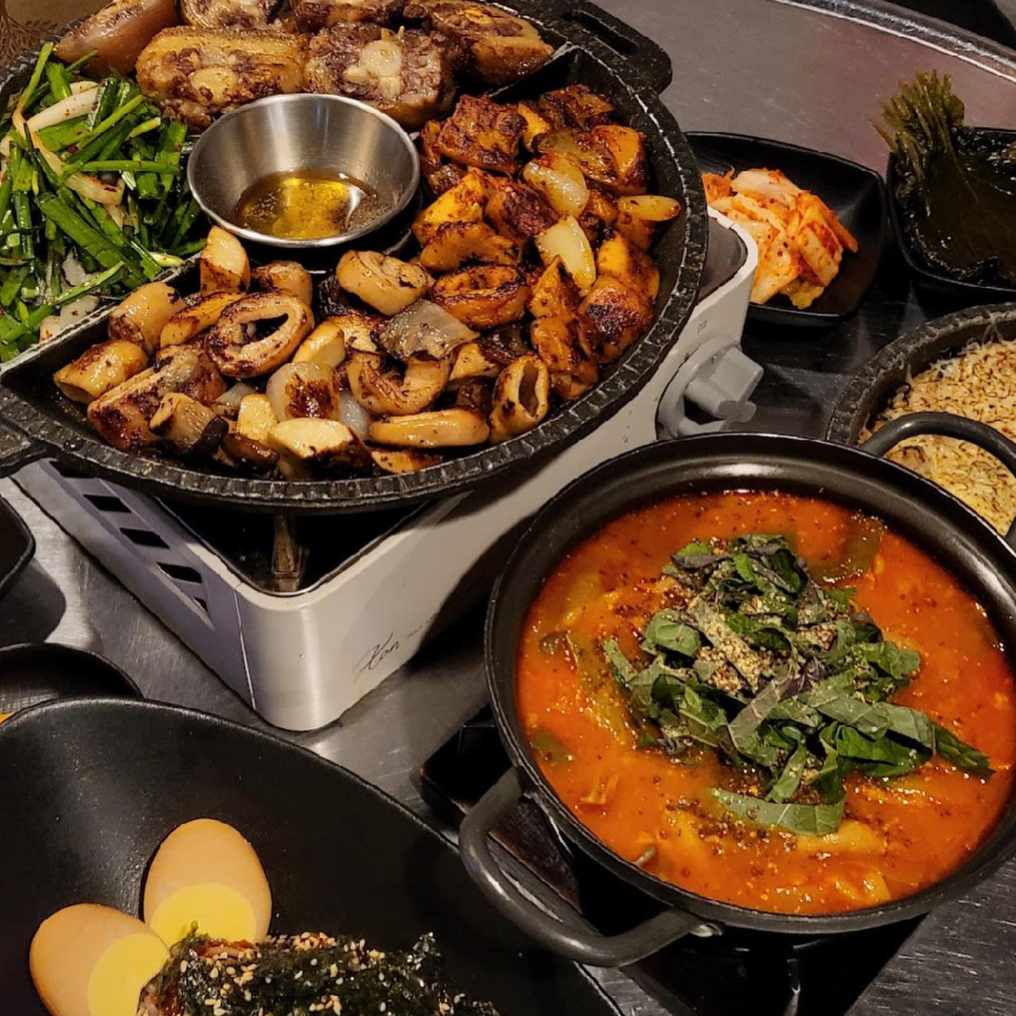 #광고
.
소금, 양념막창 맛있기로 유명한 을지1막
힙지로에 있어 교통편도 좋고
다른 막창집과 다르게 매장 분위기가 
유럽의 뒷골목 포차 느낌이라 굳굳
신선한 국내산 돼지 특수 부위를 종류별로 
합리적인 금액에 즐길 수 있어서 넘 좋아요
냄새 없는 막창과 곱창전골
쉽게 즐기기 힘든 돼지꼬리 구이까지
을지1막 만의 직접 만드는 
특제 소스에 곁들여 먹으면 환상!

https://naver.me/IMnCsbDI 
euljilmak

#을지로3가맛집 #을지로맛집 #힙지로데이트 #힙지로맛집 #을지로3가맛집 #을지1막 #막창맛집 #을지로술집 #을지로막창 #종로곱창전골 #을지로곱창전골 #을지로곱창