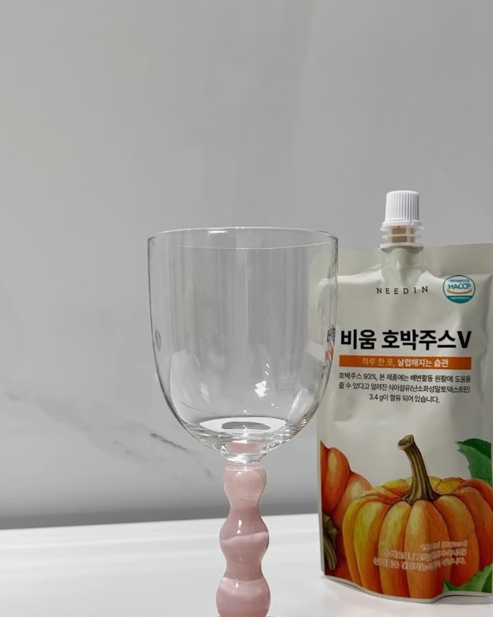 #협찬 

니드인 신제품 #비움호박주스v 소개드려요! 비움 호박주스V는 붓기 관리는 물론 장 건강까지 도움을 주는 일석이조 호박주스에요. 호박이니 붓기는 알겠는데 장건강은 어떻게? 바로 원활한 배변활동에 도움을 줄 수 있다고 알려진 식이섬유 난소화성말토덱스트린이 3.4g 이 도와줄것임 ㅎ_ㅎ

또 여기서 포인트는 '즙'이 아닌 주스라는점! 그 즙 특유의 중탕해서 나는 살짝 역한냄새라고 해야하나요 .. 그런거 하나도 없음. 먹어보고 호박스프같아서 진짜 놀랐어요 ㅋㅋ 데워먹으면 겨울에 아침대용으로 좋겠다 싶어서 봤더니 전자레인지에 포장지 채로 데우지 말라는 문구가 있더라구요. 그말인 즉 기호에 따라 따뜻하게 먹어도 된다는것 ㅎㅎ 찬바람 부는데 최고의 협찬품이다.. 

스파우트 파우치 패키징이라 가지고 다니면서도 먹기 편해서 좋고 동영상 보시면 아시겠지만 마지막에 걸쭉?한 느낌 있죠. ㄹㅇ 호박이 씹힘.ㅋㅋ 솔직히 니드인에서 그냥 겨울 다이어트용 호박죽/스프 내주면 좋겠다고 생각한 1인. 하루 한 포인게 아쉬울 정도에요. 제가 니드인 제품들 다 먹어봤지만 진짜 탑2-3안에 드는 맛임.ㅜㅜㅜ 

박스패키징도 고급져서 병문안 갈 때나 선물용으로도 너무 좋겠는거 있죠. 호박 일러스트도 넘 예쁘고 이번에 니드인 이갈았다 싶은게 딱 느껴졌어용ㅋㅋ 가을가을에 딱이다 정말.. 칭찬해 #니드인 💛

#이너블4기 #이너뷰티서포터즈 #호박주스 #늙은호박주스 #붓기빼기 #다이어트소통 #유지어터