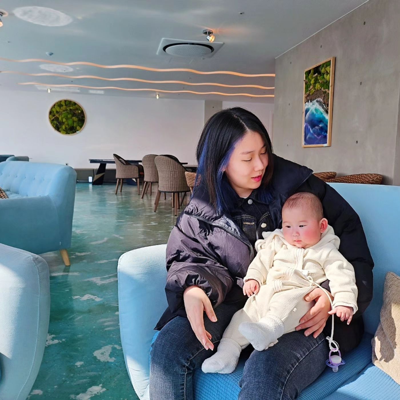 머리 염색하고 엄마 만났는데 생각보다 덜 혼남

👧 엄마 생각보다 머리 염색한거 뭐라안하네?
👵 웅, 머리 뚜껑이 까매서 좀 괜찮네

익숙해진건가.. 내 머리 변화를ㅋㅋㅋ