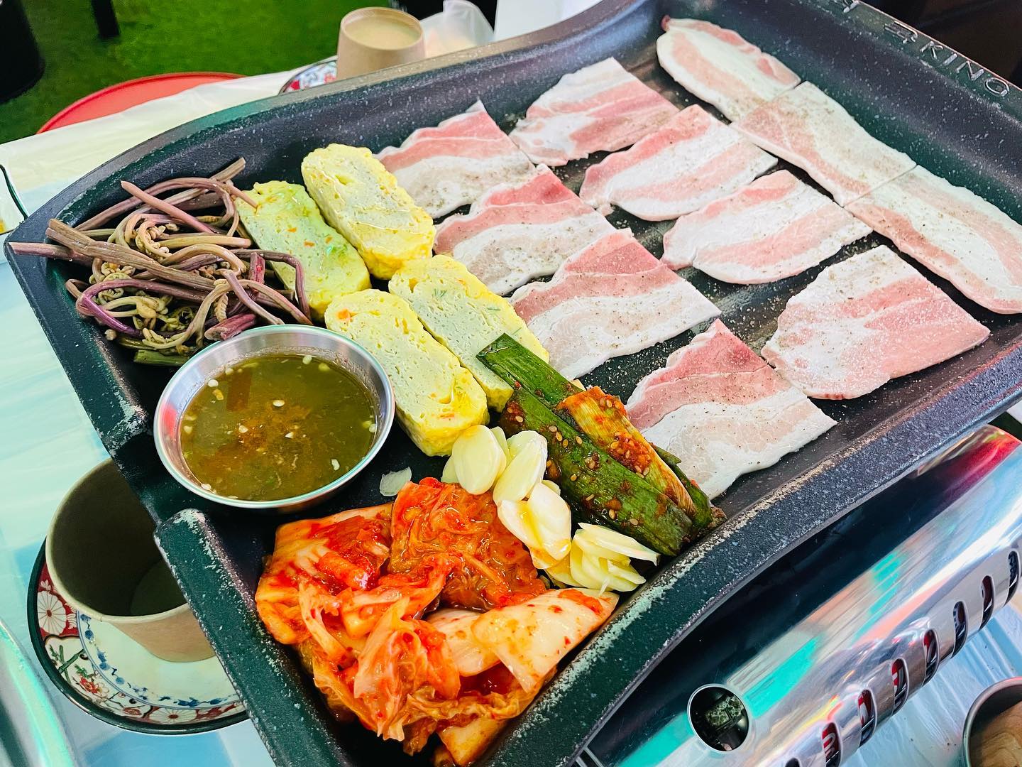 #협찬 🐷파절이세겹살 파주야당점🐽
✔️반려견 동반 가능한 고기집
✔️철판 볶음밥이 단 돈 천원!!
✔️인스타그램 공유 이벤트 (음료제공)
✔️보조배터리 대여가능
✔️처음 불판 셋팅은 직원 분이 해주심
.
.
😋 고기도 맛있고 같이 곁들여서 먹을 밑반찬들도 
많이 나와서 냉삼 먹을 때 질리지 않게 다양한 방법으로 
먹을 수 있었어요.  처음 셋팅은 직원분께서 
해주시기 때문에 좋았답니다.
그리고 구성도 완전 알찬 천원짜리 철판볶음밥!! 이랑 
저희는 청국장을 시켰는데 안에 고기도 
엄청 많이 들어있어서 깜짝놀랐어요~^^ 
꼭꼭 드셔보시길 추천드려요!!