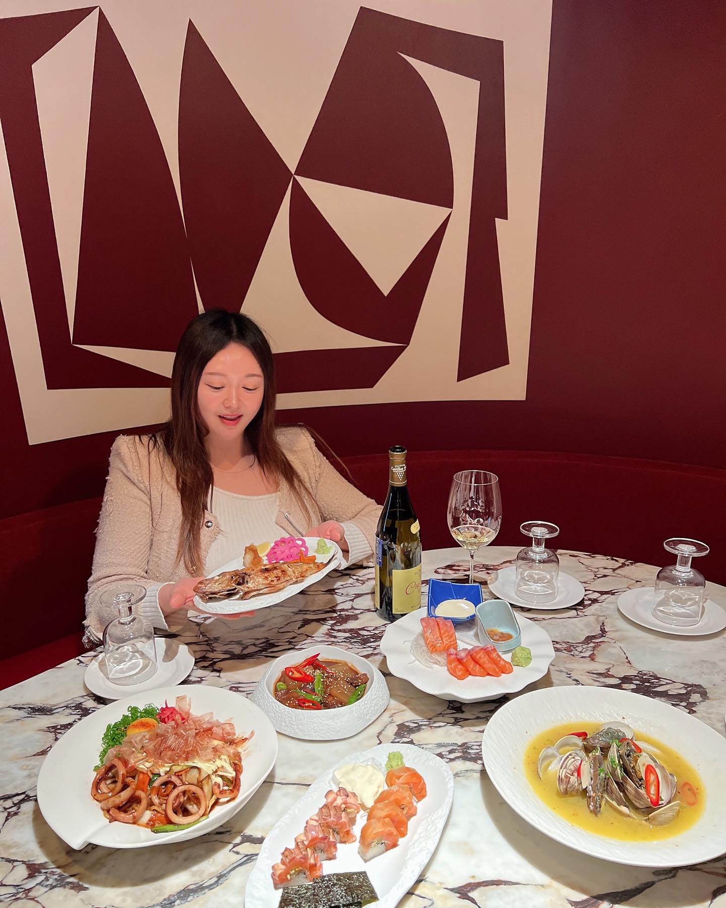 홋카이도산 우니가 가득한 라면을 맛볼 수 있는 곳✨

코우지 셰프님이 새롭게 오픈한 핫한 공간
압구정 로데오 #이자카야 #키네 에 다녀왔어요!!
kine__izakaya sushikoji.official 

와인부터 위스키, 하이볼, 사와, 사케 잔술 까지 다양한 주류와 함께 20여가지의 이자카야 메뉴들을 즐길 수 있는 곳이에요♥️

음식들이 6천원부터라 부담없이 다양한 음식들을 맛볼 수 있어서
가게되면 전 메뉴 클리어하게 만들어버리는 곳✨

특히 명란오이 아보카도와 돼지 양파 스테이크, 허니버터 에이헤레 덴뿌라는 진짜 너무 맛있어서 자꾸 생각나더라구요!!

코우지 셰프님이 운영하는 곳이니
음식들 하나하나 다 맛있는 건 당연하고
분위기까지 너무 좋아서
압구정 로데오에서 가장 핫한 이자카야에요♥️

오픈 이벤트로 19시까지 주류 바틀 주문시 10만원 상당 홋카이도산 우니 한 줄을 가득 넣어주는 컵라면 서비스까지 있으니 놓치지 마세요!!

<이자카야 키네>
📍서울 강남구 언주로172길 62 2층
🕖18:00-23:30 (금, 토는 새벽 3시까지/월 정기휴무)

#스시코우지 #압구정이자카야 #압구정맛집 #이자카야맛집 #이자카야키네 #압구정술집 #코우지셰프
