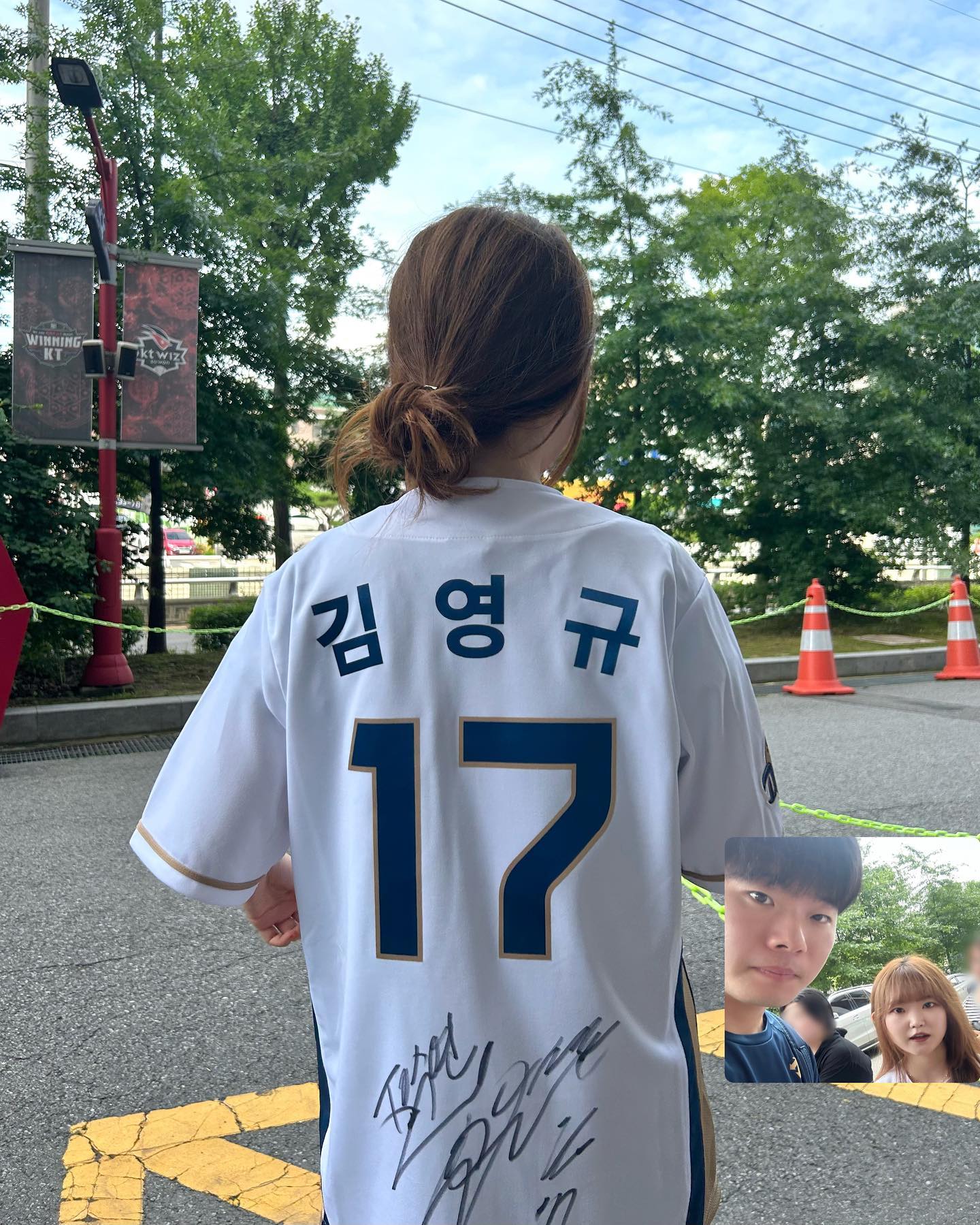 사진 정리 끄읕😌
이틀 다 사인받으려다 하루는 사진 찍었는데
영규선수 미모에 내가 크게 패배✋🏻
키크고 멋있는데 야구까지 잘하는 사람 실존