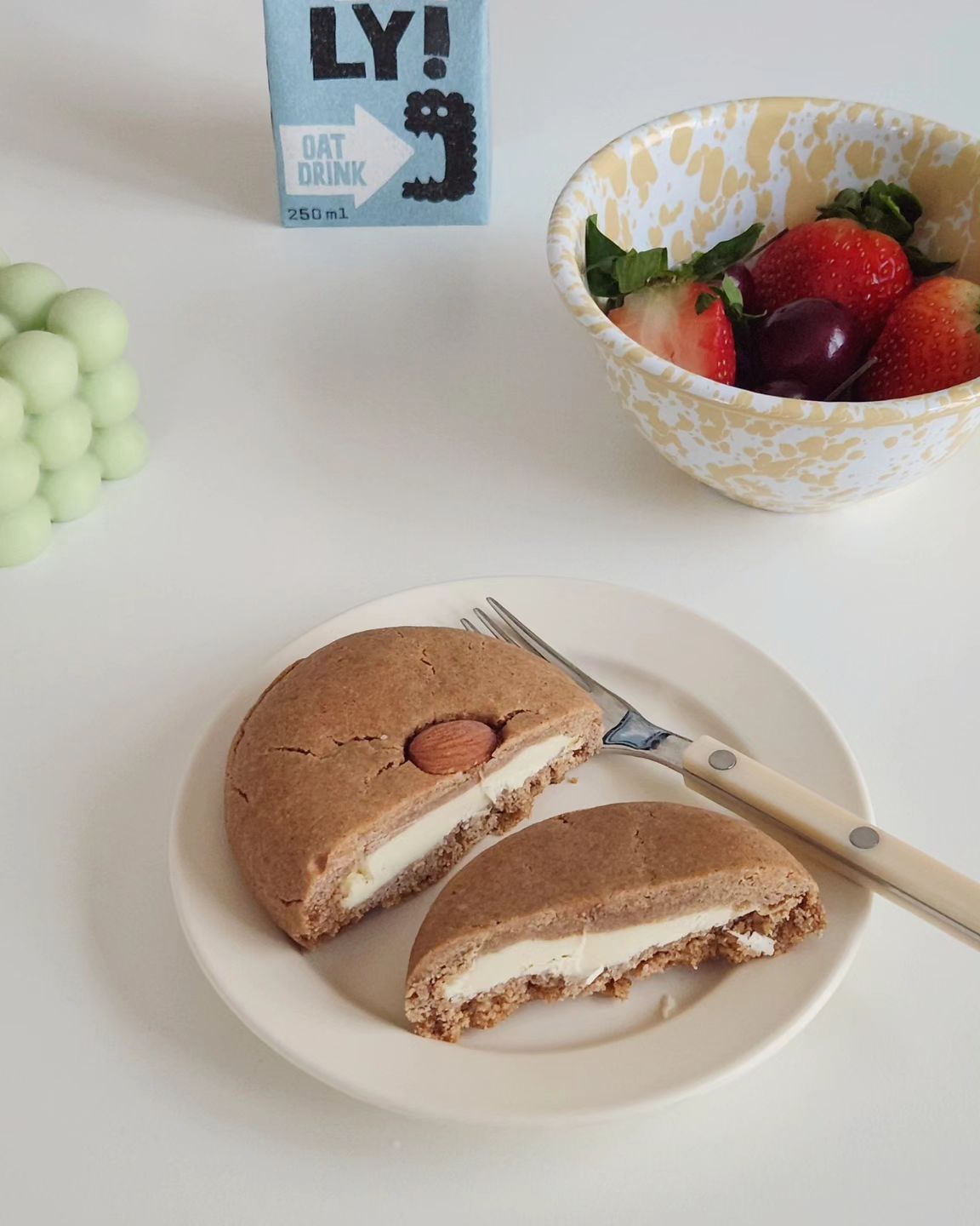 ｡

역시 묵직 둔둔-한 더반한 꾸키🍪 #시나몬크치꾸키 이름답게 쿠키지에 
시나몬 풍미 가득하고 꾸덕한 식감🫶🏻🤎 완전 해동해서 먹을때가 가장 
맛있더라구요🤤 차가운 오틀리 호로록~과 너무나 찰떡이었던💭💛

그나저나, 오랜만에 #더반한 먹으니 옛~날에 요기 쪼꼬미한 미니스콘 2개씩 
들어있던 시절(ㅋㅋ 생각나더라구요♥‿♥ 빵으로 추팔하는사람 나야나,,🫠🧡

-
#더반한꾸키 #빵택배맛집 #택배빵 #디저트플레이트 #디저트플레이팅 
#오틀리