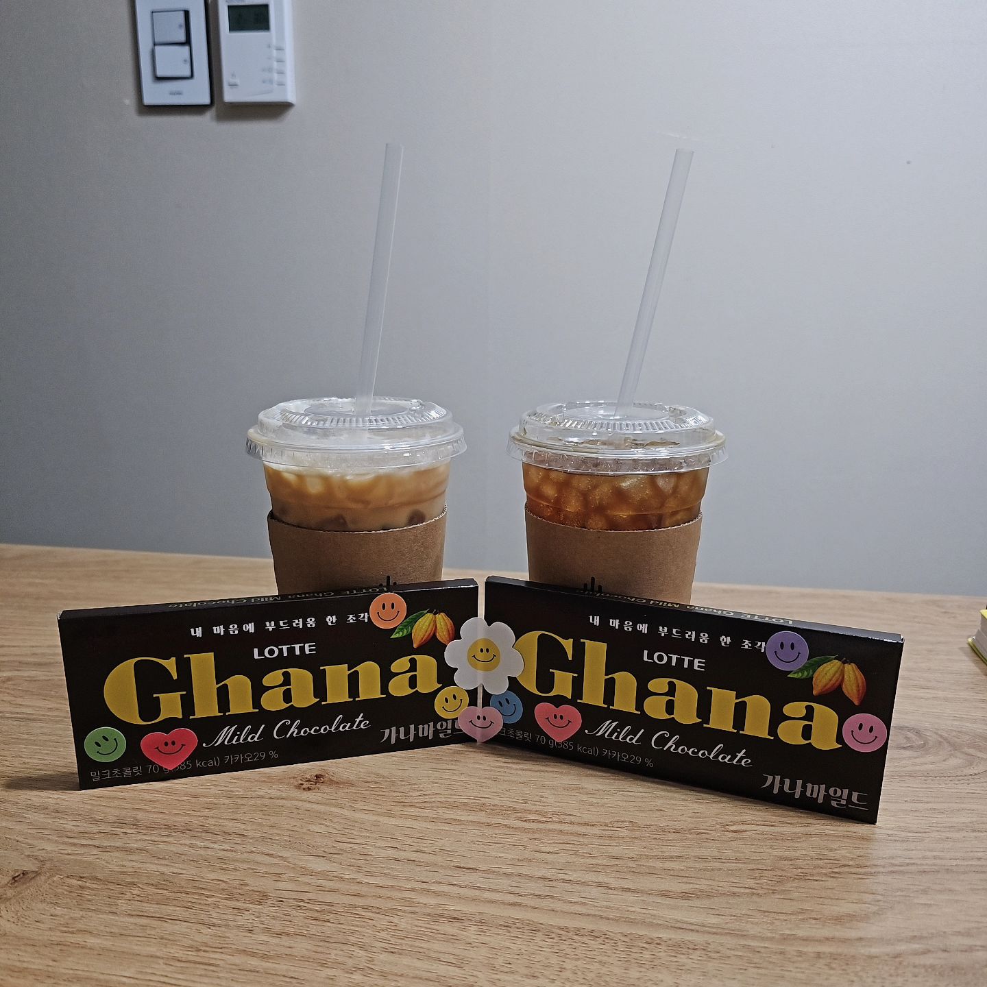 #선물스타그램 

퇴근하고 집에오니 아들램이
엄마 좋아하는 커피랑 초콜릿 🍫 
냉장고에 똭!

학원 다녀오면서 엄빠 선물이라고
사왔다는데 한번씩 이런 이벤트
해주는 아들램 땜시 엄마는 오늘도
눈물 찔끔 흘려주고
감동 받고 있을때
아빠는 초콜릿 야무지게 잡숫고 계시네

내가 낳은 아들이지만
넌 진짜 어느 별에서 왔니?