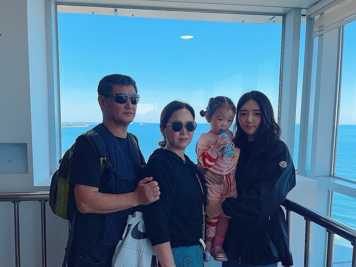다들 어딜보고있는지 모르겠지만,,,🙄 올만에 가족사진 👨‍👩‍👧‍👧
.
.
.
.
.
.
.
#여행 #강원도 #고성 #통일전망대 #속초 #여행 #가족여행 #기록 #여행스타그램 #사진 #셀카 #셀피 #가족사진 #행복 #연휴 #맛집 #일상 #부모님 #아기 #소띠아기 #속초시장 #수산시장 #고향 #나들이 #바다 #물놀이 #아기상어 #카페 #오션뷰 #바다카페 #여행기록