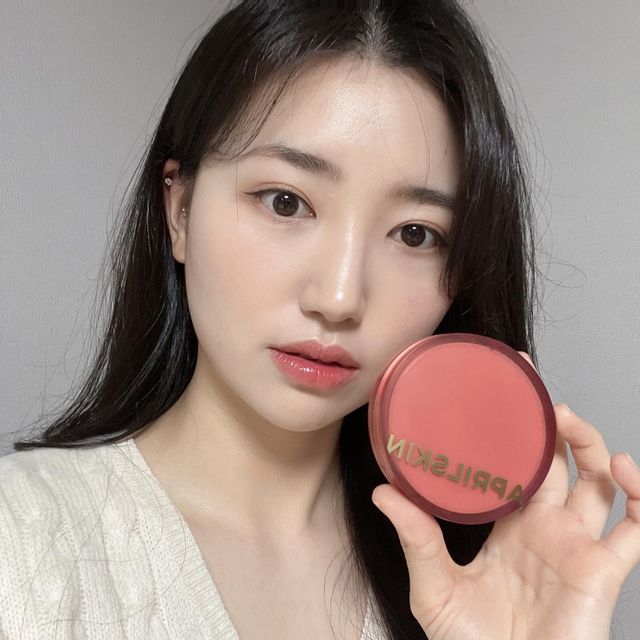 유니 on Instagram: "#광고 건성피부 겨울 쿠션 추천♥ 속은 촉촉하지만 겉은 파우더 처리한 듯 보송하게 피부 표현이 되는 쿠션이에요. 원래 보송한 마무리감의 쿠션은 피부가 땅겨서 사용하지