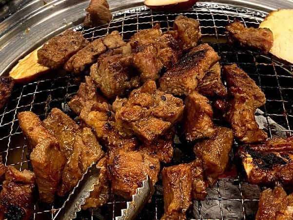 : 주옥갈비 수지성복점

📍위치 | 경기 용인시 수지구 성복2로76번길 25-38 
📍영업시간 | 16:00 ~ 21:50 (월 휴무)
📍주차장 | 신봉 샤르망 3차 공영 주차장 (유료 3천원)
📍기타 | 포장, 예약(4인 이상 가능)

양념돼지왕갈비: 갈비맛은 예상 외로 훨씬 맛있었어요! 
양념이 잘 베어서 고기 전체적으로 맛있었는데 
심지어 고기를 베었는데 육즙이 장난 아니더라고요.
제 개인적인 입맛으로는 우삼겹보다 
양념돼지갈비가 훨씬 맛있는 것 같아요.
꿀팁! 갈비가 조금 익으면 가운데로 갈비를 잘라 두 동강을 내세요. 
그리고 가운데가 먼저 타기 떄문에 안에서 바깥으로 뒤집으면 됩니다. 양념은 아무래도 빨리 타기 때문에 
자주 뒤집어줘서 확인하셔야할 것 같아요. 

💜정리💜 
1. 가게 이름답게 갈비가 맛있었음
2. 양념돼지왕갈비 맛있음 5점 만점에 4점! 양념이 잘 베어져있음
3. 재방문 의사 있어용

🔖자세한 리뷰는 프로필 블로그로 오시면 됩니다📖

#성복역맛집 #성복역고기집 #용인수지맛집 #주옥갈비 #먹스타 #먹스타그램 #먹팔
