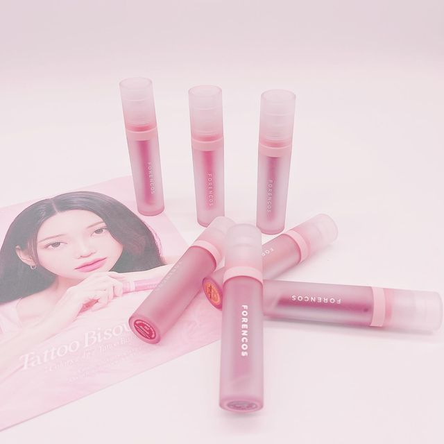 “더분”의 캐시언니 on Instagram: "#광고#포렌코즈 신제품 #타투비쥬벨벳틴트 💄 7색상 전제품 #비쥬틴트 발색샷 해봤어요😉 바를때는 촉촉하고 스무스 하게 잘 발리지
