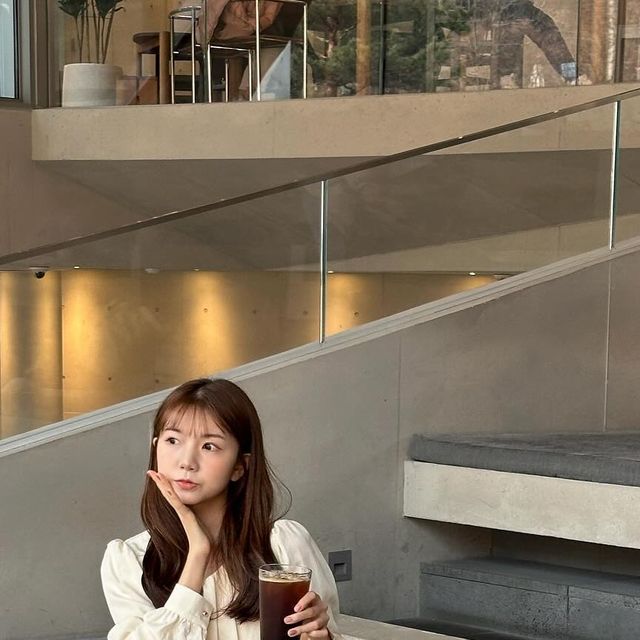  @friendship___jung on Instagram: "#광고 @adaul_official 

여성스러운 무드의 셔링 퍼프 블라우스💛
입자마자 러블리한 분위기를 연출할 수 있어서
여친룩 데이트룩 쉽게 완성! 🤭🤭

풍성한 셔링 디테일과 밑단 A라인으로
슬림한 체형커버까지-!

소매 밑단셔링과 골드 버튼 디테일로 
고급스러운 분위기까지 연출해줘요✨✨

어다울 제품들 하나같이 예뻐서 
제가 정말 사랑합니다..🫶🏻
.
.
.
#ADAUL#어다울#블라우스#셔링#셔링블라우스#러블리
#블라우스추천 #여자블라우스 #블라우스코디 #여친룩
#데이트룩 #여친룩코디 #데이트룩코디"