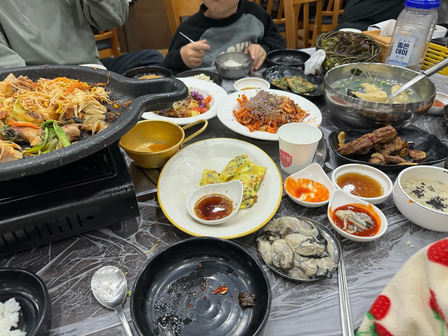 ̶͈̑◡˂̶͈̑

oac 모임을 요번에는 거제에서 보내고 😳
부산갔다가 집가는 길 남매가 물놀이 하고싶다길래
가는 길 중간쯤에 포항에 풀펜션 잡아서 즐겁게 놀고 먹고
알찬 휴가 보냈다 😎