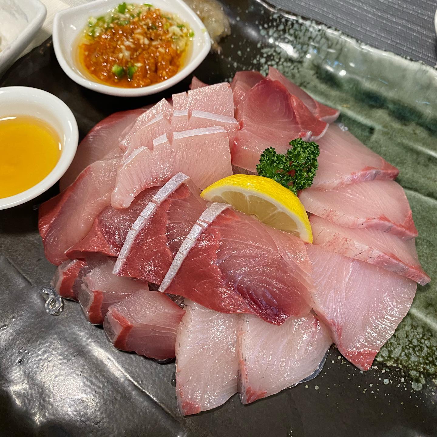 올해 유난히도 많이먹은 방어
방어철이라고 방어회 파는 횟집만 웨이팅 행진이다
인계동 술마시기 좋은 횟집 새벽
가격도 좋고 구성도 좋고 서비스도 좋다
재방문각😍

#딩동 #딩동수원 #인계동새벽 #방어회 #방어철