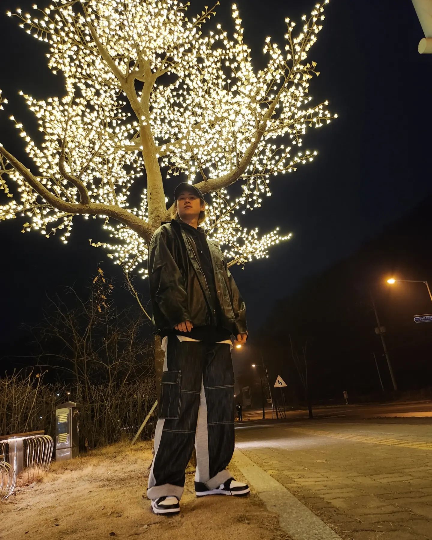 '면'

면은 섬유 중 한가지로 목화에서 얻어낸 솜에서 추출한 실이다. 식물성 섬유의 대표주자이며 몸에 자극이 적고 흡습성이 좋다. 

겉옷과 속옷을 포함하여 거즈,붕대,침구 등 사람의 살에 닿는 재료로는 널리 사용되고 있다. 

또한, 지폐의 대부분 면으로 만든다는 사실이다. 플라스틱 지폐를 쓰는 나라도 있다.! 

장점
흡습성이 좋다. 알칼리에 강하다. 알칼리에 반응시키면 셀룰로오스2 라는 성분이 만들어지는데 이것을 머서라는 사람이 발견하여 머서화라고한다. 

머서화 가공을 한 단계 업그레이드하면서 장력을 주고 인장강도가 높아지며 염색성이 좋아지고 광택과 부드러움이 좋아진다. silket 가공이라고도 한다.

단점
산에 약하다. 산에 반응을 시키면 중합도가 줄어들고 점성이 약해진다. 

현재는 합성섬유와 재생섬유의 발전으로 면의 비중이 많이 줄었지만 그래도 면을 완전히 대체할 섬유가 없어서 다양한 곳에서 계속 쓰이고 있다.

친구랑 밤 산책하러 갔는데 생각보다 잘꾸며져 있어서 찍었습니다!ㅋㅋ 근데 저러고 가서 넘 추웠어용 ㅋㅋㅋ 벌벌 떨다왔네욬ㅋ

👉앞으로도 여러분들이 더 관심을 가질 수 있도록, 더 좋은 패션 정보 공유하도록 하겠습니다🫠

또한,

🔳잠시, '주목'부탁드려요~¡¡

🟥패션에 관심 있으시다면 "좋아요"를
🟧자주자주 보고 싶으시면 "저장"을
🟨생각나는 사람 있으시다면 "공유"를
🟩앞으로의 컨텐츠도 궁금하시다면!
kor.work "팔로우" 부탁드릴게요!!

😁보고가주셔서 감사합니다😁