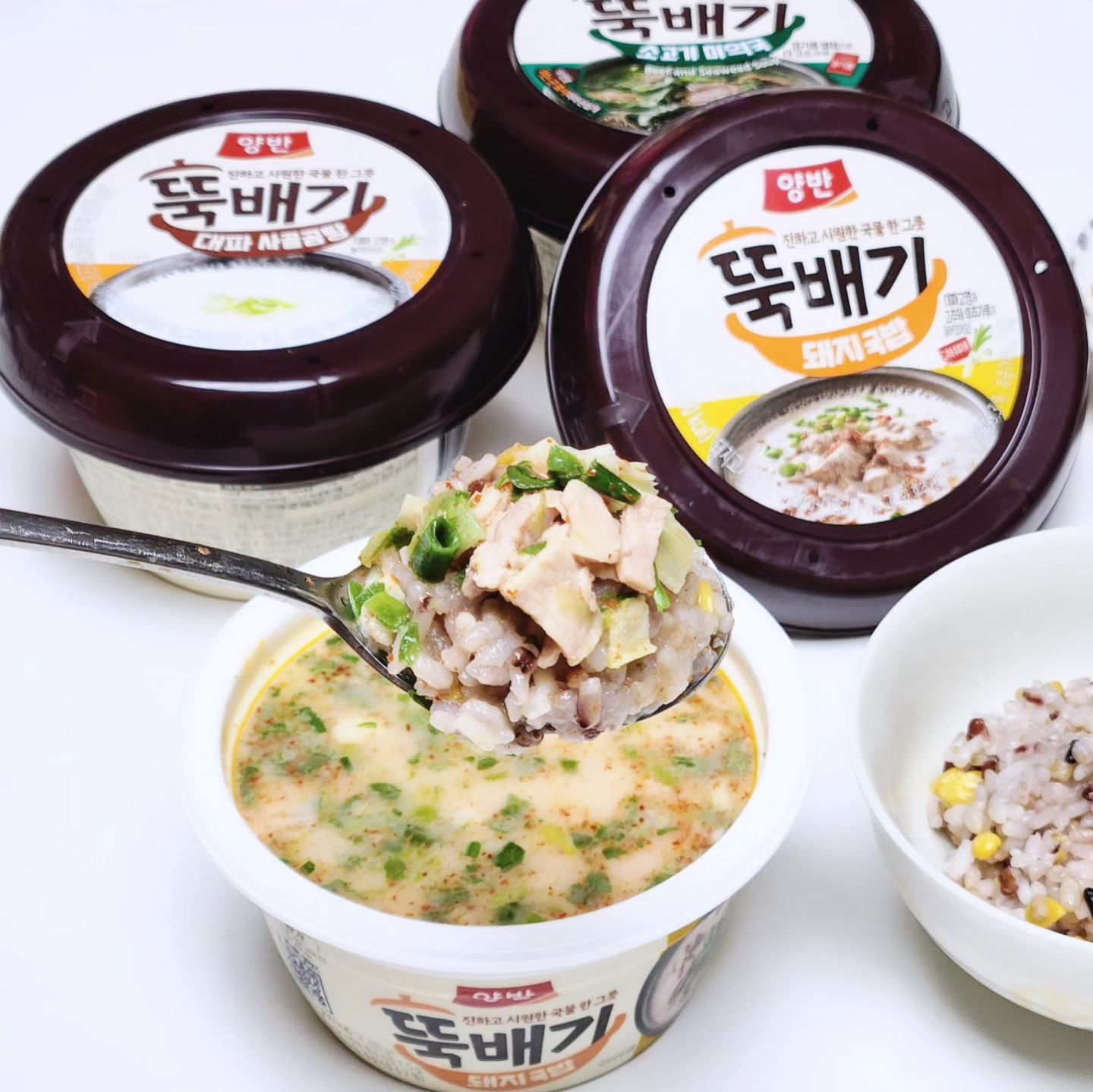 #협찬 🍚동원F&B_진한 국물 양반 뚝배기

어제부터 우중충하더니 비가 폭포마냥 내리는 오늘,,,
뭔가 국밥이 넘 먹고 싶어지는 날씨랄까요
요즘 돼지국밥에 꽂혀서 맛집 찾아다니고 있는데 이런 날씨는 나가기도 싫고해서
동원 양반에서 나온 요 진한 국물 양반 뚝배기 돼지국밥으로 국밥 수혈해줬읍니다♡

🍚작은 사이즈에 전자레인지만 돌리면 완성!
🍚간편한 조리법에도 불구하고 진짜 국밥을 사먹는 듯한 진~한 맛
🍚인스턴트 맛이 아니라 집밥 대용으로 왕 가능
🍚요 뚝배기와 김치 하나면 밥 한 공기 뚝딱 가능!

파 후레이크와 고춧가루, 후추 등등 맛마다 다른 별첨들이 있는데요
별첨은 꼭! 조리 전!에 넣으셔야 합니다!

요 진한 국물 양반 뚝배기는 입맛 없을 때나 간단하게 맛난 국물이 즐기고 싶을 때 추천합니다요-!
돼지국밥 특히 갓 끓인 국물 맛이니 고민될 땐 요 맛 함 드셔보세요^*^~
-
📌#ye또먹_협찬 #ye또먹_집밥 #ye또먹_국밥
#양반 #뚝배기 #양반뚝배기 #간편국 #신제품 #kfood #소고기미역국 #돼지국밥 #대파사골곰탕 #동원양반 #돼지국밥맛집 #곰탕맛집 #미역국레시피 #미역국맛집 #먹팔 #먹스타소통 #맛집추천 #먹스타맞팔 #맞팔 #좋반 #좋아요 #foodstagarm
