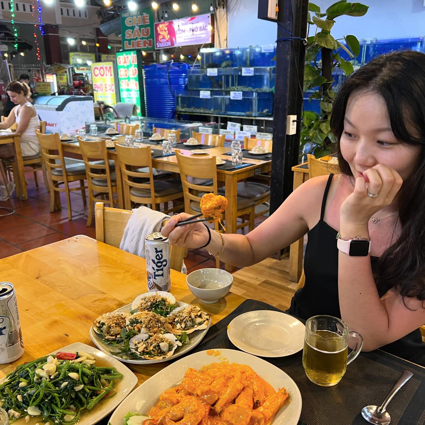 실한 새우, 가리비 구이, 술 왕창 마시고도 4만원 밖에 안나오는 로컬 느낌 뿜뿜 다낭시내 해산물 전문점. 곧 잡아 먹을 어항(?) 구경이 젤로 재밌어 🧡