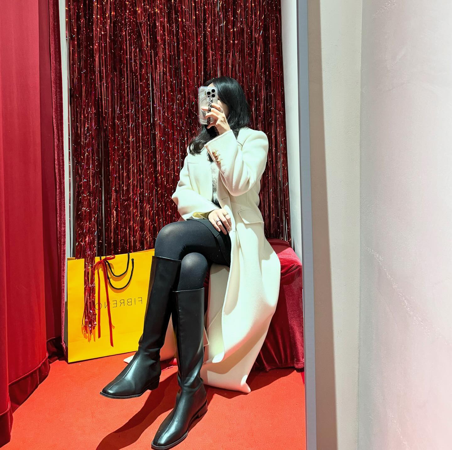 #광고 프리미엄 디자이너 브랜드 피브레노✨ 북촌 쇼룸에 다녀왔어요! 런던베이글뮤지엄 건물 윗층에 위치해있어 데이트&쇼핑 코스로도 제격🙊 시크한 롱코트부터 비즈니스캐쥬얼 느낌 하프코트까지- 소재좋고 유니크한 오피스룩, 데이트룩 찾으시면 후회없을만한...🥰
⠀ 
가방이나 신발로도 유명한만큼 비비드한 색감의 바게트백부터 롱부츠까지 다양하게 코디해본 하루! 블로그에 모어👉🏻👈🏻
⠀ 
#Fibreno #피브레노 #피브레노코트 #꿀벌데일리룩